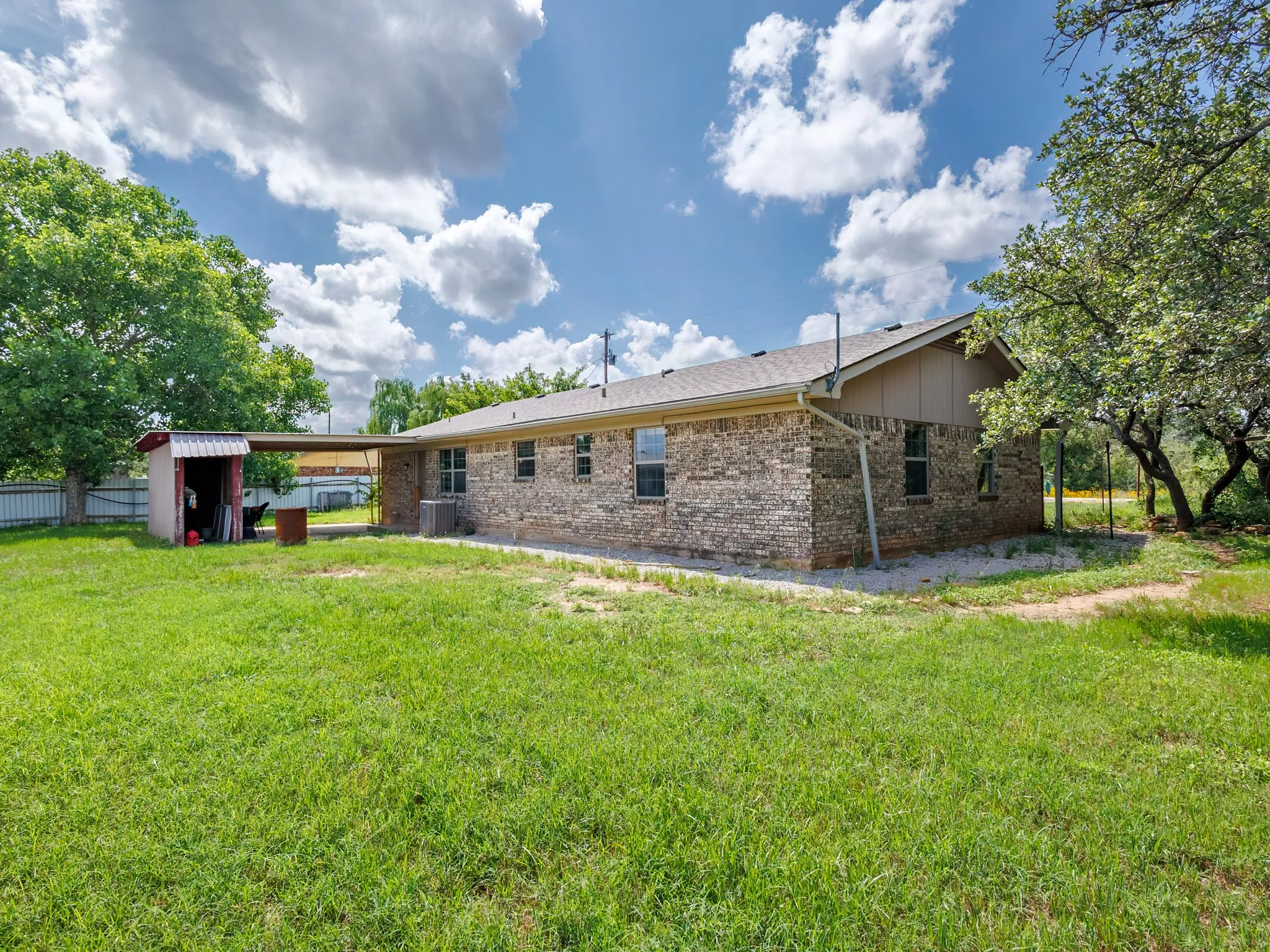 Single Family Residence For Sale in Brown County , 7116 Monaghan Drive, Brownwood, Texas 76801, 3 Bedroom, 2 Bathroom, 1 Garage spaces, 1,305 Sqft, built in 1975, mls#21295045, Real Estate Agent in Brownwood, Homes For Sale in Brown county, Homes For Sale in Brownwood, Realtor in Brownwood Texas, Real Estate Brokerage Independent Realty Texas, Luminita Cordes Realtor