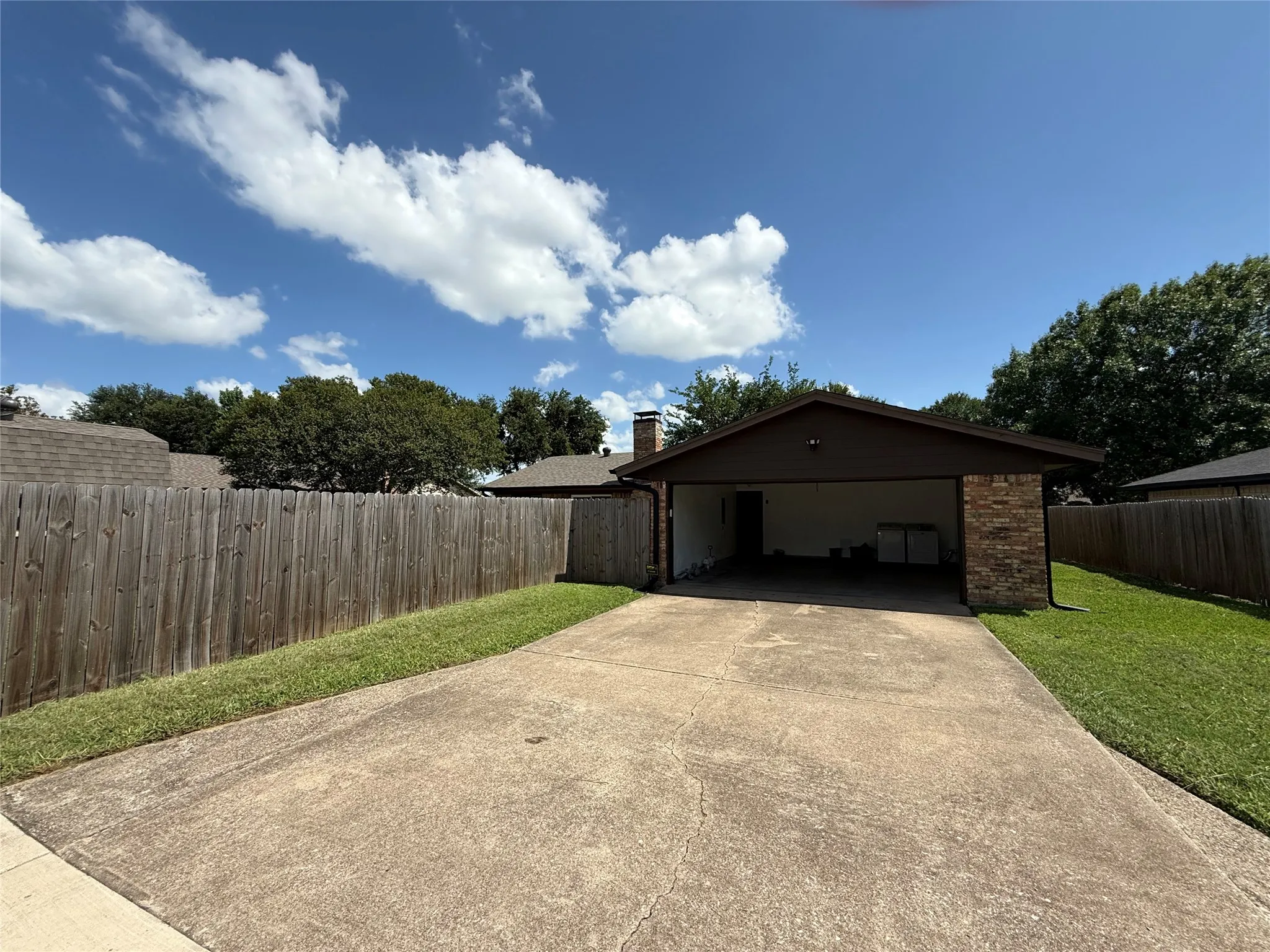 Single Family Residence For Rent in Dallas County , 2117 Wellington Drive, Grand Prairie, Texas 75051, 3 Bedrooms, 2 Bathrooms, 2 Garage spaces, 1,590 Sqft, built in 1972, Price $2,600, mls#21295099, Real Estate Agent in Grand Prairie, Homes For Rent in Dallas county, Homes For Rent in Grand Prairie, Realtor in Grand Prairie Texas, Real Estate Brokerage Independent Realty Texas, Luminita Cordes Realtor