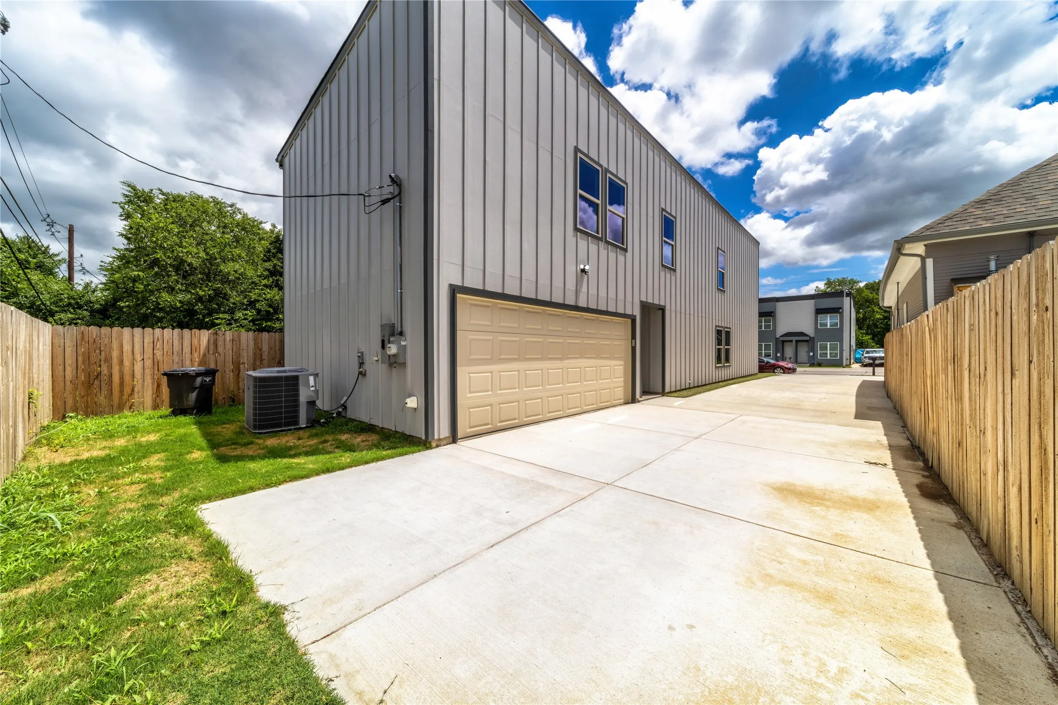 Single Family Residence For Sale in Tarrant County , 1426 Evans Avenue, Fort Worth, Texas 76104, 3 Bedroom, 3 Bathroom, 2 Garage spaces, 2,014 Sqft, built in 2024, mls#21295096, Real Estate Agent in Fort Worth, Homes For Sale in Tarrant county, Homes For Sale in Fort Worth, Realtor in Fort Worth Texas, Real Estate Brokerage Independent Realty Texas, Luminita Cordes Realtor