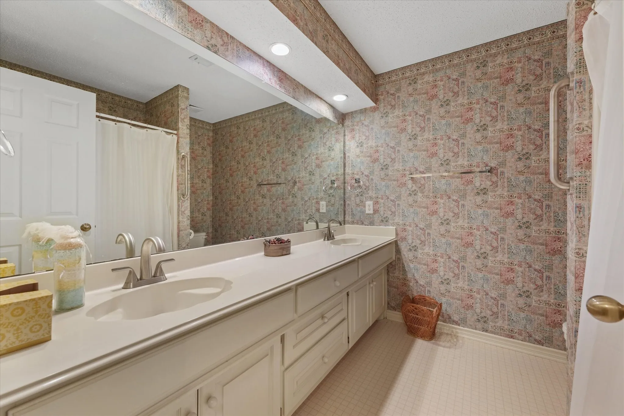 Single Family Residence For Sale in Grayson County , 202 Fox Hollow, Pottsboro, Texas 75076, 4 Bedroom, 5 Bathroom, 2 Garage spaces, 3,943 Sqft, built in 1997, mls#21288618, Real Estate Agent in Pottsboro, Homes For Sale in Grayson county, Homes For Sale in Pottsboro, Realtor in Pottsboro Texas, Real Estate Brokerage Independent Realty Texas, Luminita Cordes Realtor