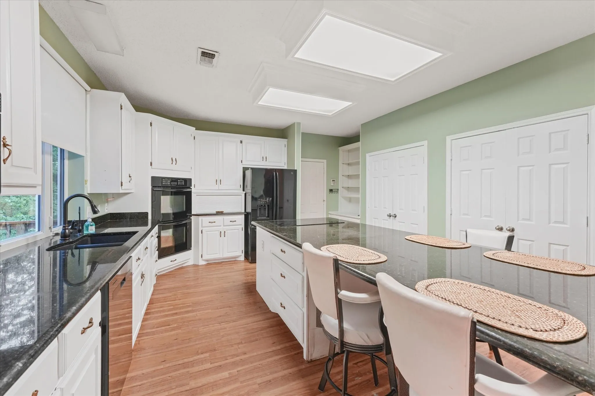 Single Family Residence For Sale in Grayson County , 202 Fox Hollow, Pottsboro, Texas 75076, 4 Bedroom, 5 Bathroom, 2 Garage spaces, 3,943 Sqft, built in 1997, mls#21288618, Real Estate Agent in Pottsboro, Homes For Sale in Grayson county, Homes For Sale in Pottsboro, Realtor in Pottsboro Texas, Real Estate Brokerage Independent Realty Texas, Luminita Cordes Realtor