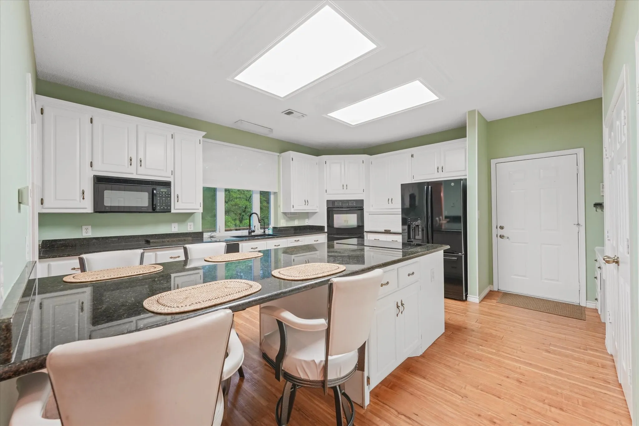 Single Family Residence For Sale in Grayson County , 202 Fox Hollow, Pottsboro, Texas 75076, 4 Bedroom, 5 Bathroom, 2 Garage spaces, 3,943 Sqft, built in 1997, mls#21288618, Real Estate Agent in Pottsboro, Homes For Sale in Grayson county, Homes For Sale in Pottsboro, Realtor in Pottsboro Texas, Real Estate Brokerage Independent Realty Texas, Luminita Cordes Realtor