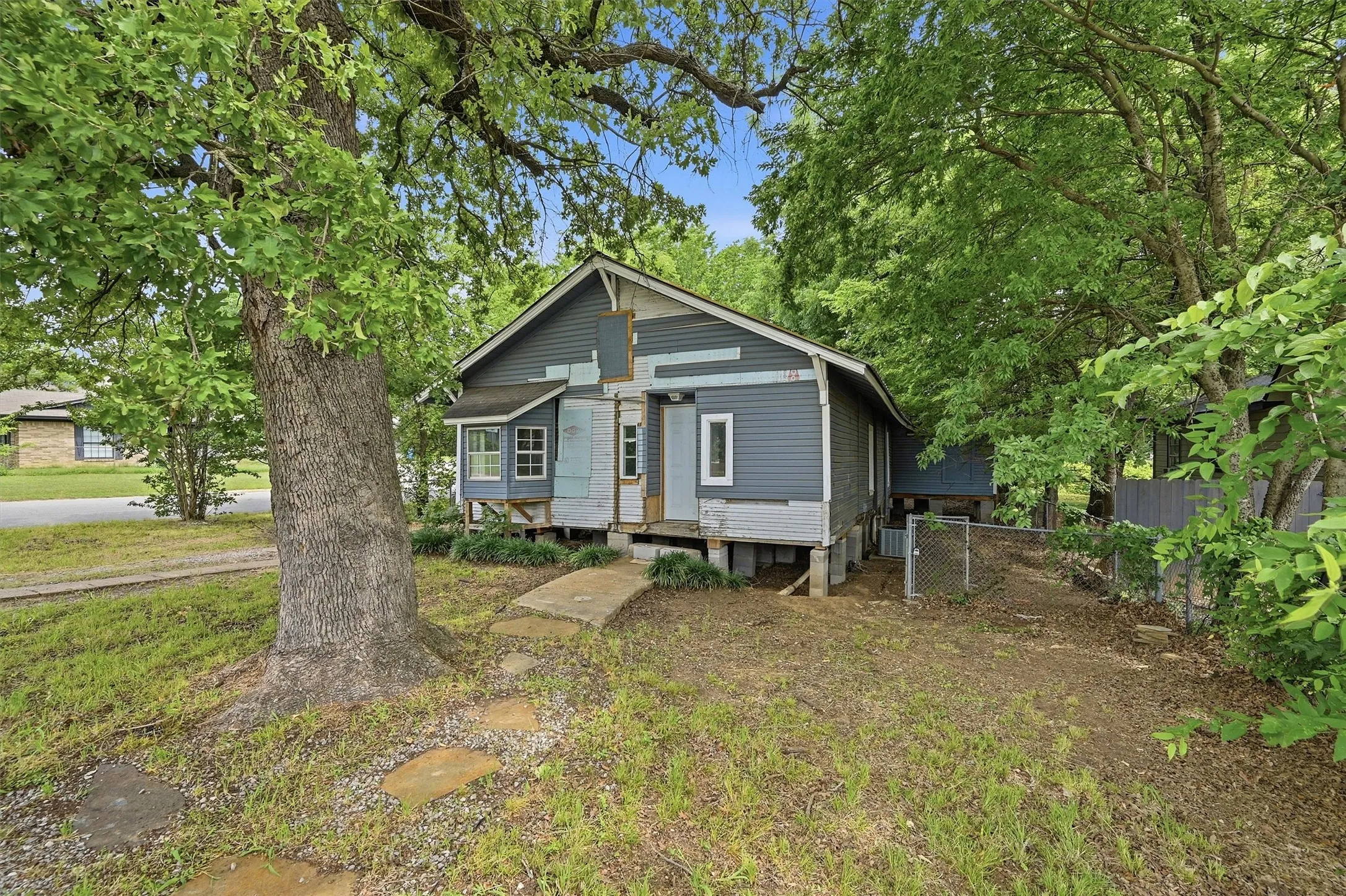 Single Family Residence For Sale in Grayson County , 829 W Walker Street, Denison, Texas 75020, 3 Bedroom, 2 Bathroom, Garage spaces, 1,370 Sqft, built in 1925, mls#21291778, Real Estate Agent in Denison, Homes For Sale in Grayson county, Homes For Sale in Denison, Realtor in Denison Texas, Real Estate Brokerage Independent Realty Texas, Luminita Cordes Realtor