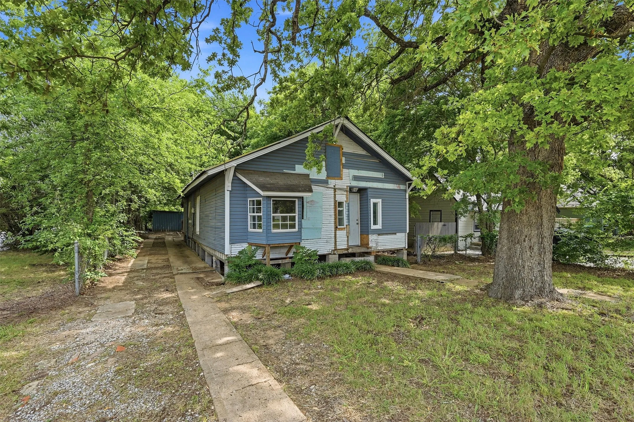 Single Family Residence For Sale in Grayson County , 829 W Walker Street, Denison, Texas 75020, 3 Bedroom, 2 Bathroom, Garage spaces, 1,370 Sqft, built in 1925, mls#21291778, Real Estate Agent in Denison, Homes For Sale in Grayson county, Homes For Sale in Denison, Realtor in Denison Texas, Real Estate Brokerage Independent Realty Texas, Luminita Cordes Realtor