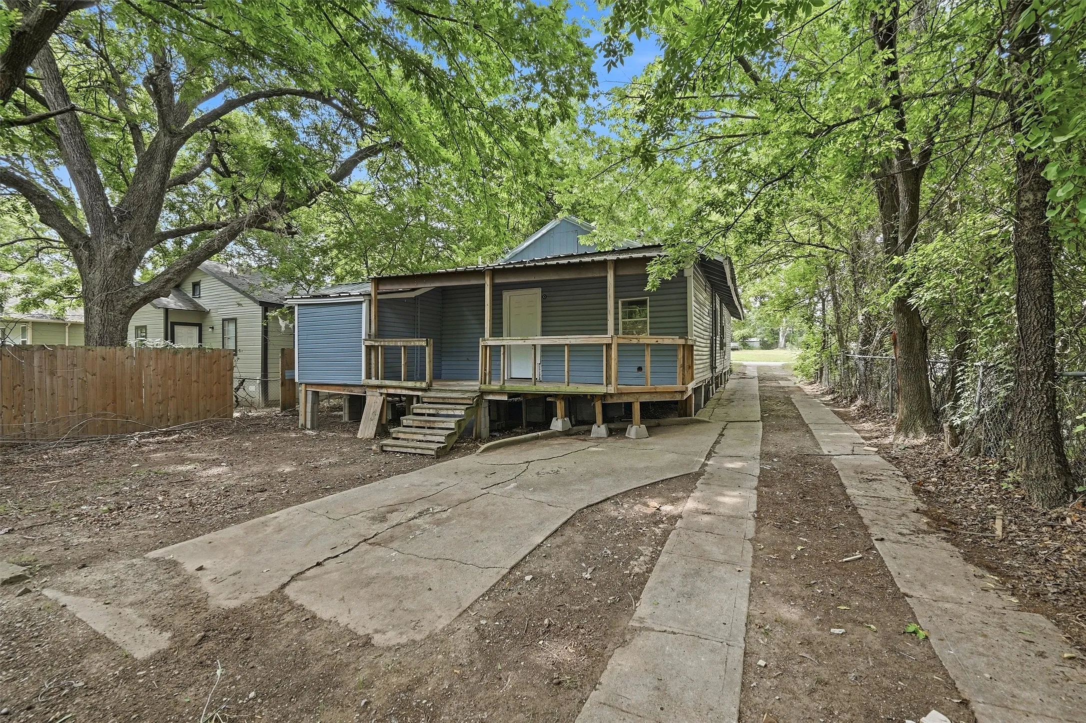 Single Family Residence For Sale in Grayson County , 829 W Walker Street, Denison, Texas 75020, 3 Bedroom, 2 Bathroom, Garage spaces, 1,370 Sqft, built in 1925, mls#21291778, Real Estate Agent in Denison, Homes For Sale in Grayson county, Homes For Sale in Denison, Realtor in Denison Texas, Real Estate Brokerage Independent Realty Texas, Luminita Cordes Realtor