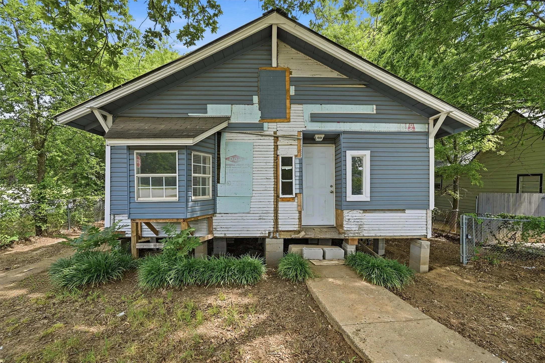 Single Family Residence For Sale in Grayson County , 829 W Walker Street, Denison, Texas 75020, 3 Bedroom, 2 Bathroom, Garage spaces, 1,370 Sqft, built in 1925, mls#21291778, Real Estate Agent in Denison, Homes For Sale in Grayson county, Homes For Sale in Denison, Realtor in Denison Texas, Real Estate Brokerage Independent Realty Texas, Luminita Cordes Realtor