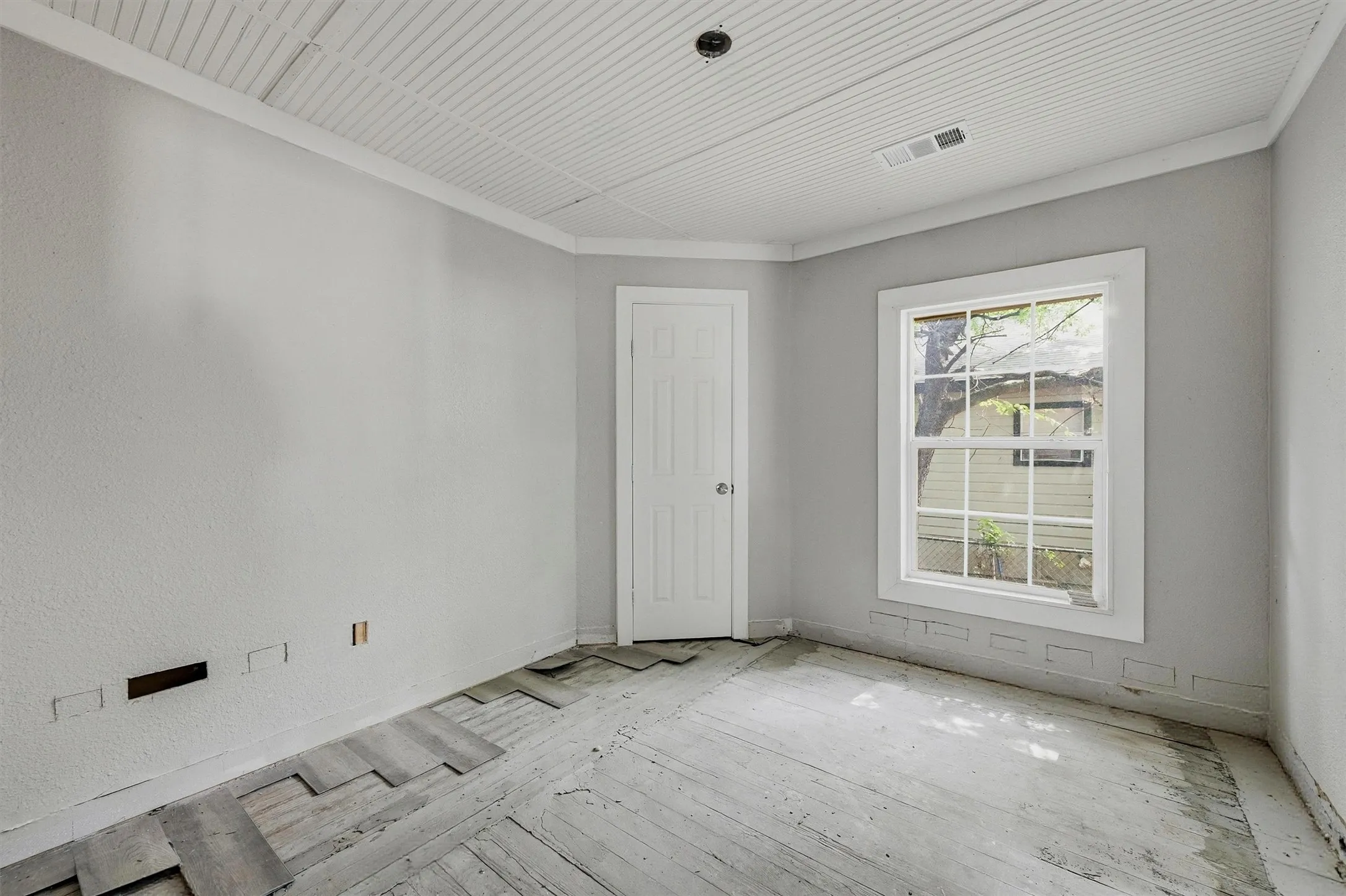 Single Family Residence For Sale in Grayson County , 829 W Walker Street, Denison, Texas 75020, 3 Bedroom, 2 Bathroom, Garage spaces, 1,370 Sqft, built in 1925, mls#21291778, Real Estate Agent in Denison, Homes For Sale in Grayson county, Homes For Sale in Denison, Realtor in Denison Texas, Real Estate Brokerage Independent Realty Texas, Luminita Cordes Realtor