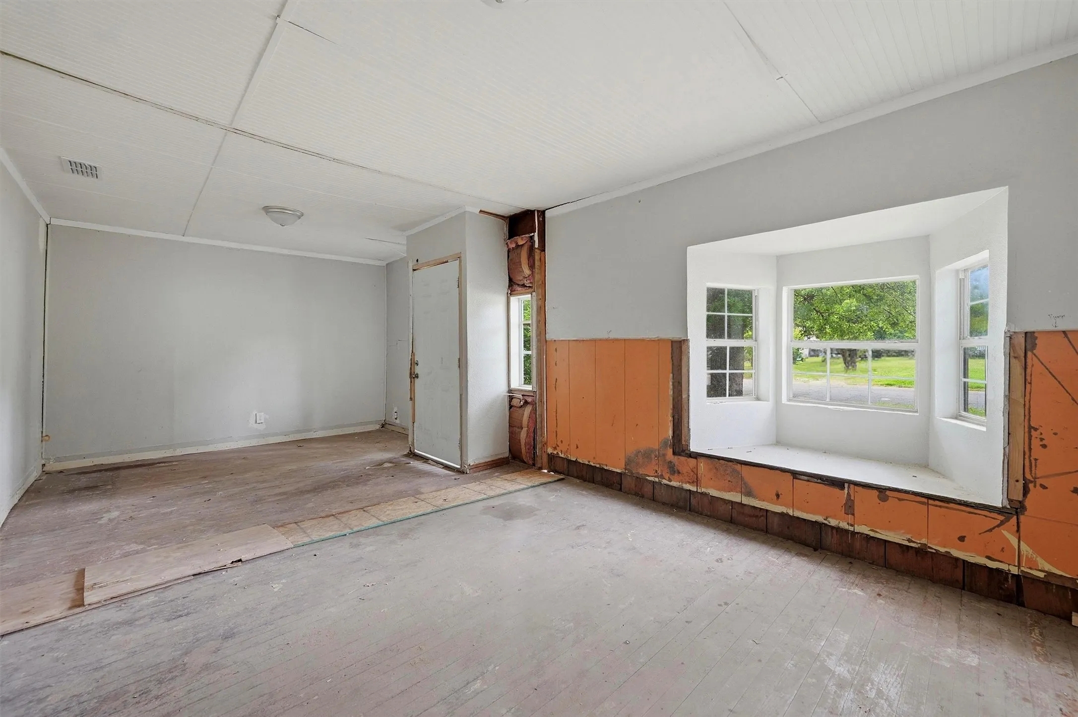 Single Family Residence For Sale in Grayson County , 829 W Walker Street, Denison, Texas 75020, 3 Bedroom, 2 Bathroom, Garage spaces, 1,370 Sqft, built in 1925, mls#21291778, Real Estate Agent in Denison, Homes For Sale in Grayson county, Homes For Sale in Denison, Realtor in Denison Texas, Real Estate Brokerage Independent Realty Texas, Luminita Cordes Realtor