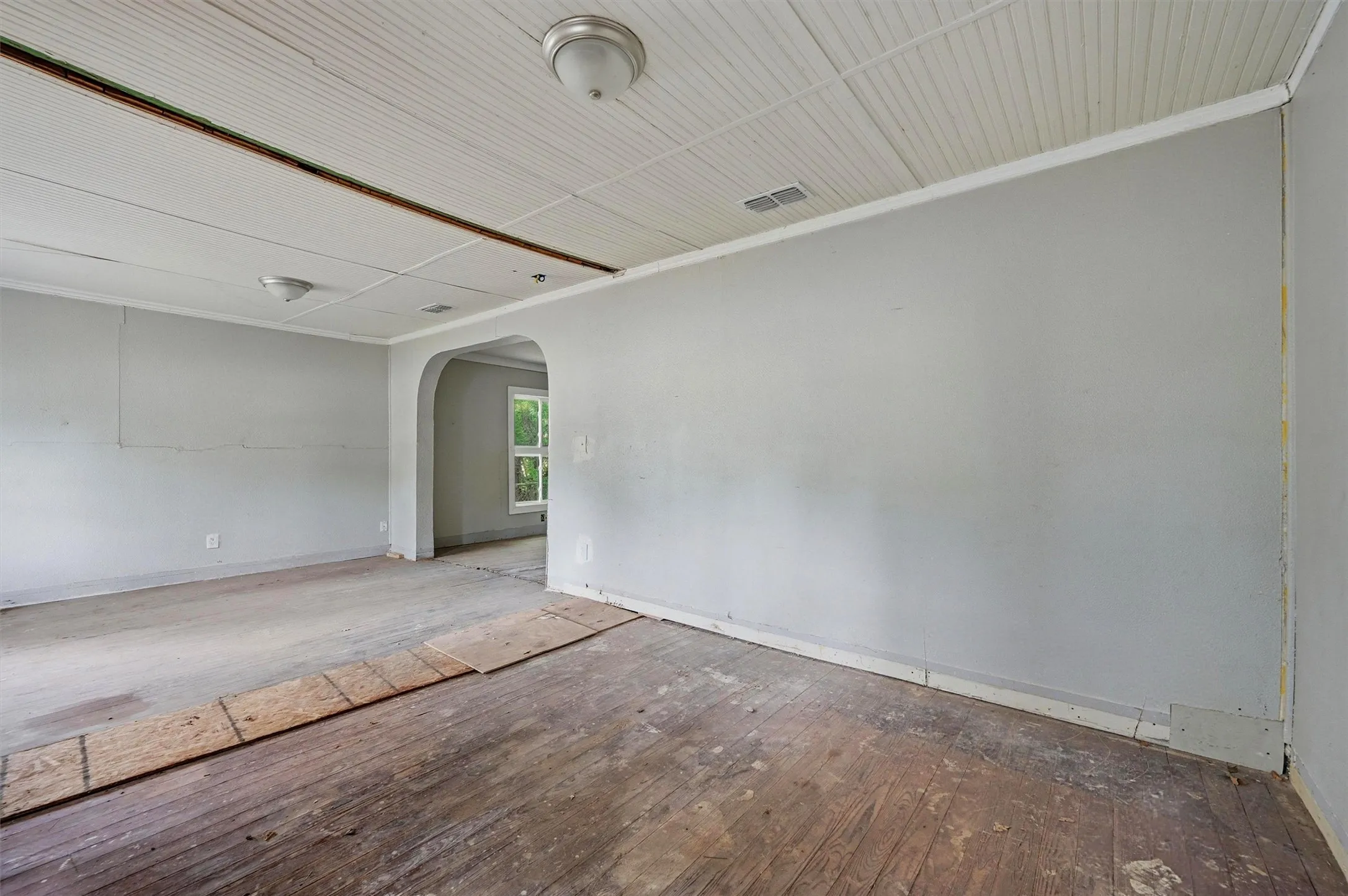 Single Family Residence For Sale in Grayson County , 829 W Walker Street, Denison, Texas 75020, 3 Bedroom, 2 Bathroom, Garage spaces, 1,370 Sqft, built in 1925, mls#21291778, Real Estate Agent in Denison, Homes For Sale in Grayson county, Homes For Sale in Denison, Realtor in Denison Texas, Real Estate Brokerage Independent Realty Texas, Luminita Cordes Realtor