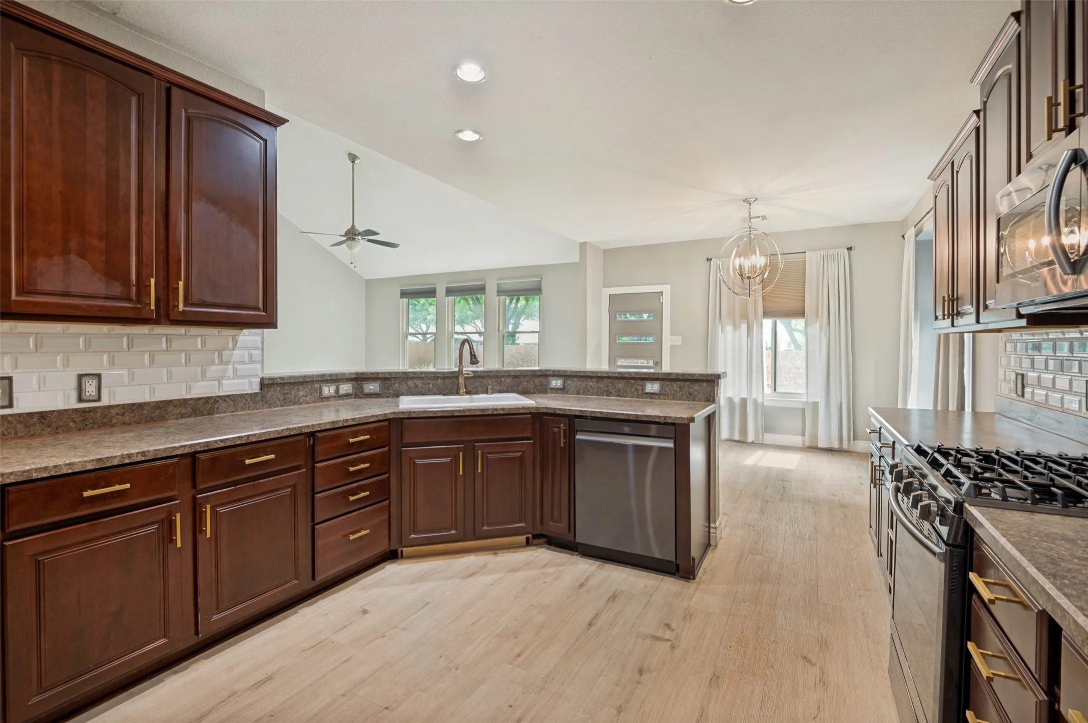Single Family Residence For Sale in Collin County , 3809 Pitchstone Drive, Mc Kinney, Texas 75070, 4 Bedroom, 3 Bathroom, 2 Garage spaces, 3,300 Sqft, built in 2005, mls#21294494, Real Estate Agent in Mc Kinney, Homes For Sale in Collin county, Homes For Sale in Mc Kinney, Realtor in Mc Kinney Texas, Real Estate Brokerage Independent Realty Texas, Luminita Cordes Realtor