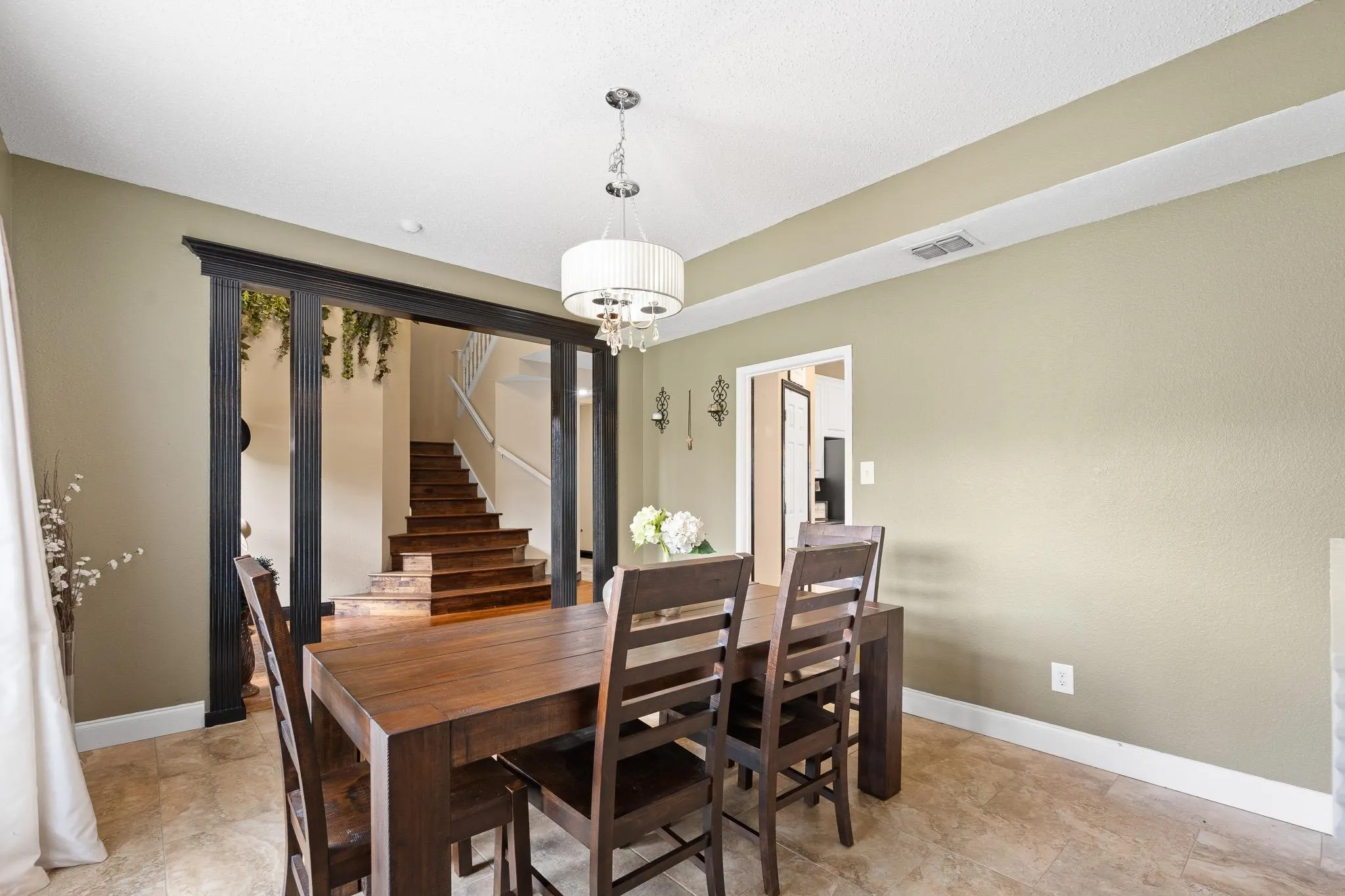 Single Family Residence For Sale in Tarrant County , 6000 Red Fern Drive, Arlington, Texas 76001, 3 Bedroom, 3 Bathroom, 2 Garage spaces, 2,636 Sqft, built in 1994, mls#21292942, Real Estate Agent in Arlington, Homes For Sale in Tarrant county, Homes For Sale in Arlington, Realtor in Arlington Texas, Real Estate Brokerage Independent Realty Texas, Luminita Cordes Realtor