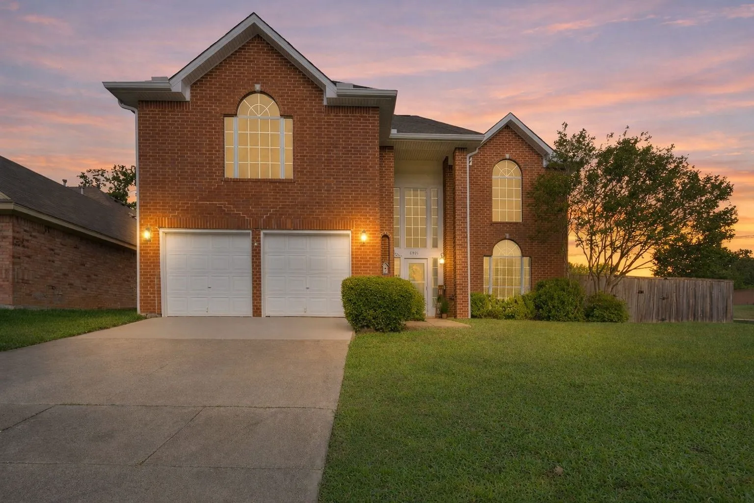 Single Family Residence For Sale in Tarrant County , 6000 Red Fern Drive, Arlington, Texas 76001, 3 Bedroom, 3 Bathroom, 2 Garage spaces, 2,636 Sqft, built in 1994, mls#21292942, Real Estate Agent in Arlington, Homes For Sale in Tarrant county, Homes For Sale in Arlington, Realtor in Arlington Texas, Real Estate Brokerage Independent Realty Texas, Luminita Cordes Realtor