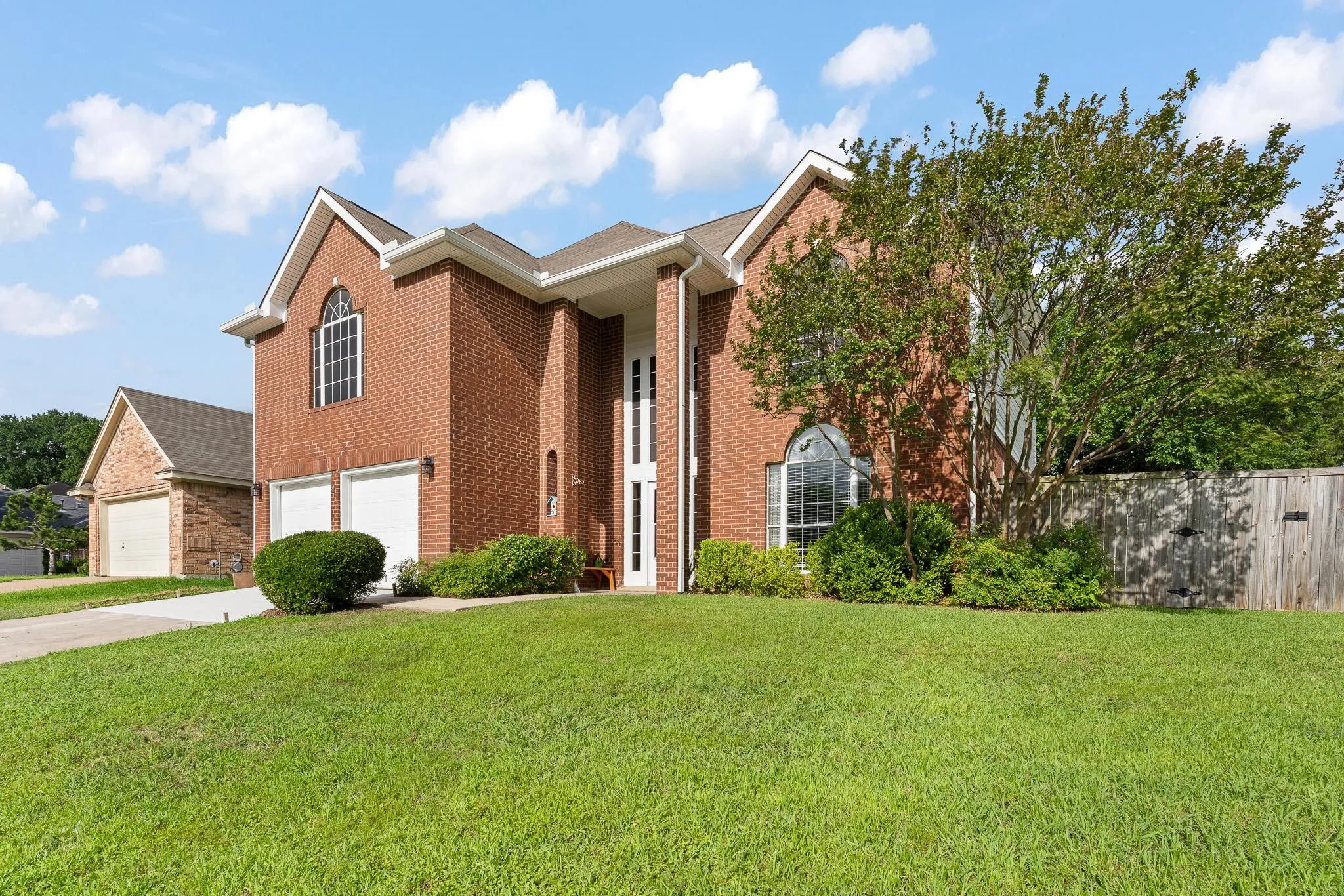Single Family Residence For Sale in Tarrant County , 6000 Red Fern Drive, Arlington, Texas 76001, 3 Bedroom, 3 Bathroom, 2 Garage spaces, 2,636 Sqft, built in 1994, mls#21292942, Real Estate Agent in Arlington, Homes For Sale in Tarrant county, Homes For Sale in Arlington, Realtor in Arlington Texas, Real Estate Brokerage Independent Realty Texas, Luminita Cordes Realtor