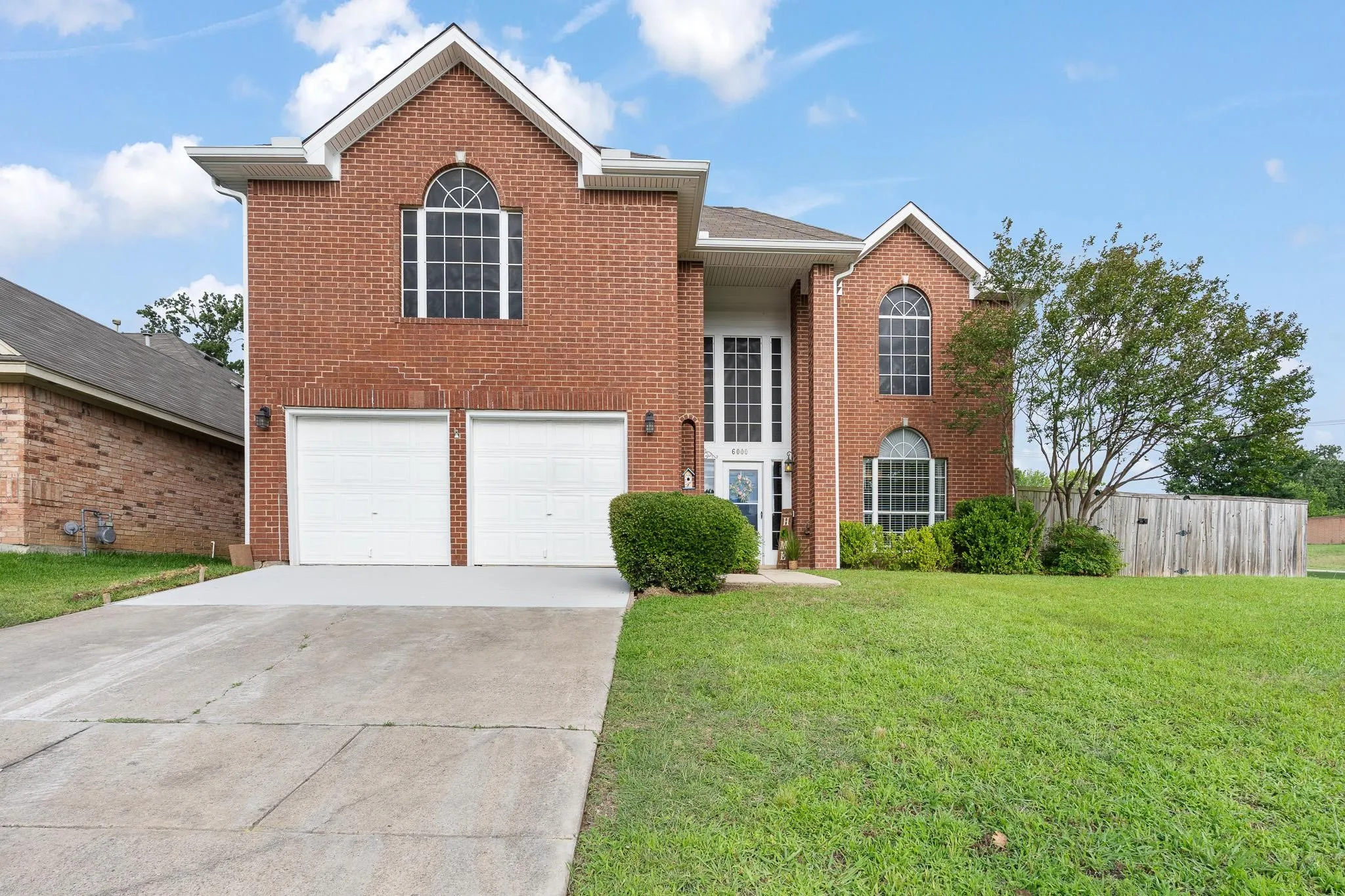 Single Family Residence For Sale in Tarrant County , 6000 Red Fern Drive, Arlington, Texas 76001, 3 Bedroom, 3 Bathroom, 2 Garage spaces, 2,636 Sqft, built in 1994, mls#21292942, Real Estate Agent in Arlington, Homes For Sale in Tarrant county, Homes For Sale in Arlington, Realtor in Arlington Texas, Real Estate Brokerage Independent Realty Texas, Luminita Cordes Realtor