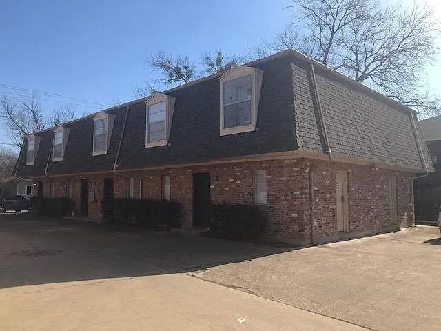 Townhouse For Rent in Denton County , 915 N Elm Street 3, Denton, Texas 76201, 2 Bedrooms, 1 Bathroom, Garage spaces, 1,100 Sqft, built in 1968, Price $1,395, mls#21295030, Real Estate Agent in Denton, Homes For Rent in Denton county, Homes For Rent in Denton, Realtor in Denton Texas, Real Estate Brokerage Independent Realty Texas, Luminita Cordes Realtor
