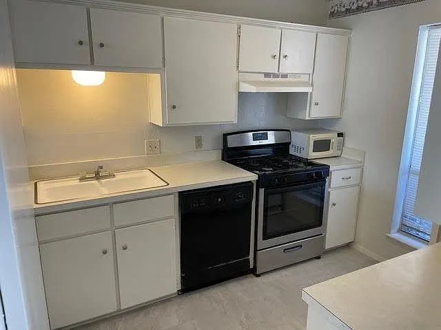 Townhouse For Rent in Denton County , 915 N Elm Street 3, Denton, Texas 76201, 2 Bedrooms, 1 Bathroom, Garage spaces, 1,100 Sqft, built in 1968, Price $1,395, mls#21295030, Real Estate Agent in Denton, Homes For Rent in Denton county, Homes For Rent in Denton, Realtor in Denton Texas, Real Estate Brokerage Independent Realty Texas, Luminita Cordes Realtor