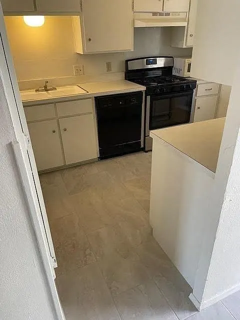 Townhouse For Rent in Denton County , 915 N Elm Street 3, Denton, Texas 76201, 2 Bedrooms, 1 Bathroom, Garage spaces, 1,100 Sqft, built in 1968, Price $1,395, mls#21295030, Real Estate Agent in Denton, Homes For Rent in Denton county, Homes For Rent in Denton, Realtor in Denton Texas, Real Estate Brokerage Independent Realty Texas, Luminita Cordes Realtor