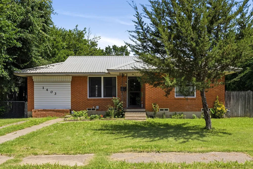 Single Family Residence For Sale in Dallas County , 1403 Segundo Drive, Irving, Texas 75060, 2 Bedroom, 1 Bathroom, 2 Garage spaces, 1,134 Sqft, built in 1952, mls#21293606, Real Estate Agent in Irving, Homes For Sale in Dallas county, Homes For Sale in Irving, Realtor in Irving Texas, Real Estate Brokerage Independent Realty Texas, Luminita Cordes Realtor