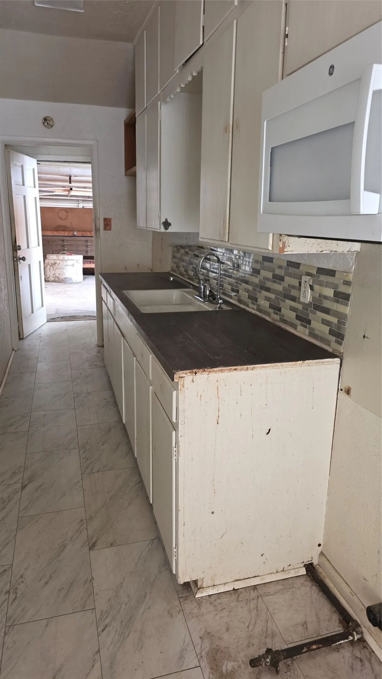 Single Family Residence For Sale in Fannin County , 313 N Pearl Street, Trenton, Texas 75490, 3 Bedroom, 3 Bathroom, 2 Garage spaces, 2,059 Sqft, built in 1900, mls#21291017, Real Estate Agent in Trenton, Homes For Sale in Fannin county, Homes For Sale in Trenton, Realtor in Trenton Texas, Real Estate Brokerage Independent Realty Texas, Luminita Cordes Realtor