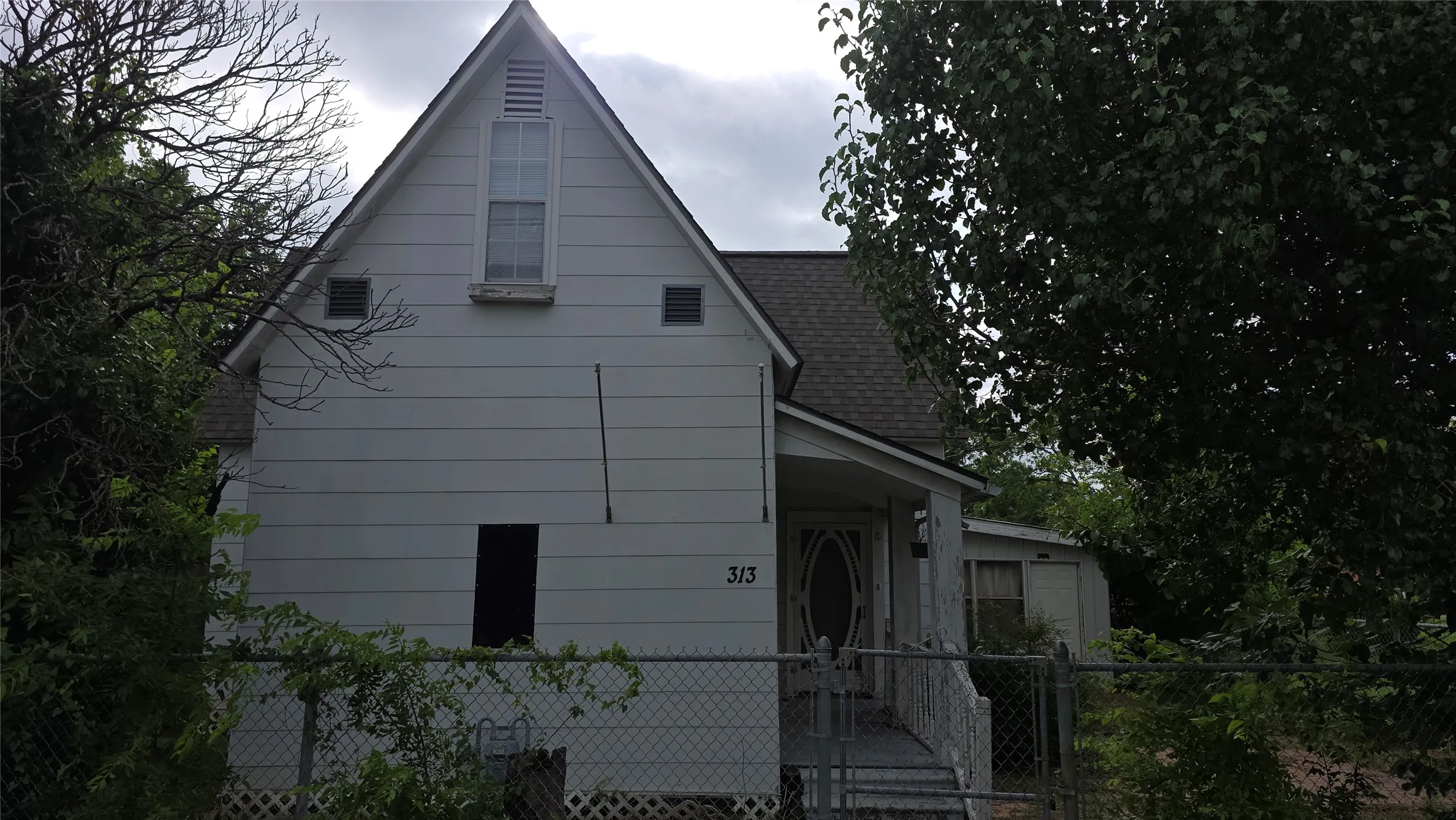 Single Family Residence For Sale in Fannin County , 313 N Pearl Street, Trenton, Texas 75490, 3 Bedroom, 3 Bathroom, 2 Garage spaces, 2,059 Sqft, built in 1900, mls#21291017, Real Estate Agent in Trenton, Homes For Sale in Fannin county, Homes For Sale in Trenton, Realtor in Trenton Texas, Real Estate Brokerage Independent Realty Texas, Luminita Cordes Realtor