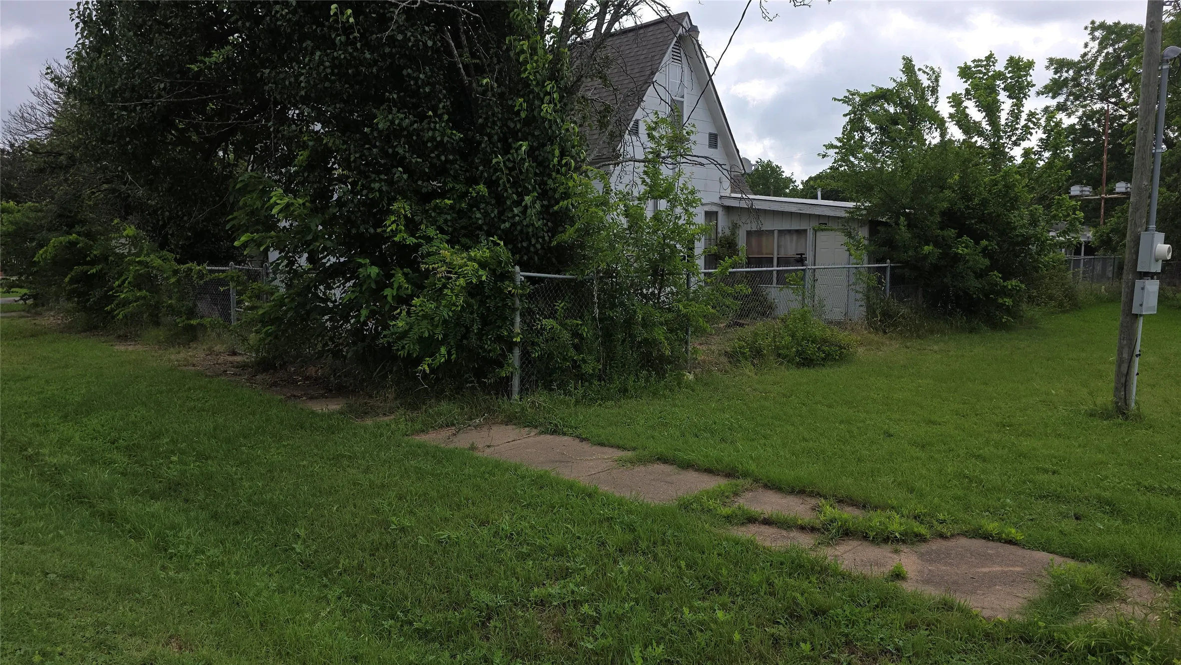 Single Family Residence For Sale in Fannin County , 313 N Pearl Street, Trenton, Texas 75490, 3 Bedroom, 3 Bathroom, 2 Garage spaces, 2,059 Sqft, built in 1900, mls#21291017, Real Estate Agent in Trenton, Homes For Sale in Fannin county, Homes For Sale in Trenton, Realtor in Trenton Texas, Real Estate Brokerage Independent Realty Texas, Luminita Cordes Realtor