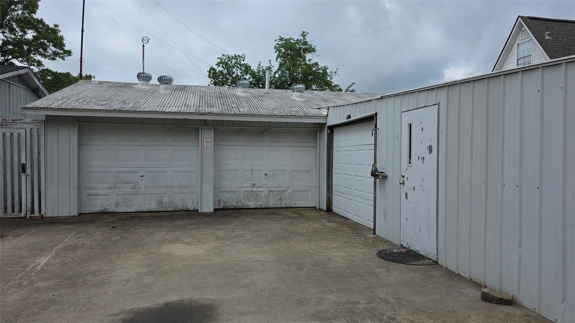 Single Family Residence For Sale in Fannin County , 313 N Pearl Street, Trenton, Texas 75490, 3 Bedroom, 3 Bathroom, 2 Garage spaces, 2,059 Sqft, built in 1900, mls#21291017, Real Estate Agent in Trenton, Homes For Sale in Fannin county, Homes For Sale in Trenton, Realtor in Trenton Texas, Real Estate Brokerage Independent Realty Texas, Luminita Cordes Realtor