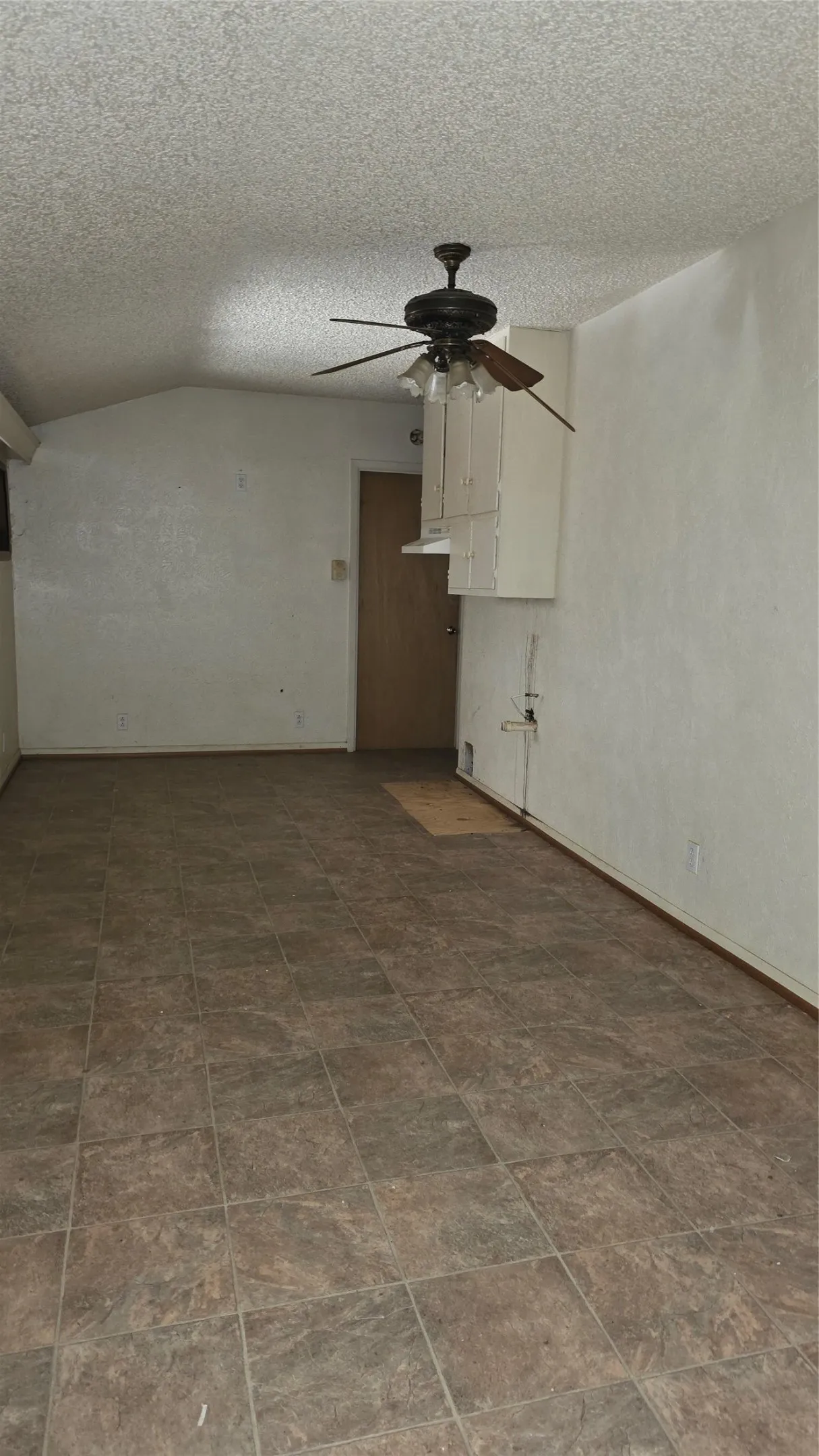 Single Family Residence For Sale in Fannin County , 313 N Pearl Street, Trenton, Texas 75490, 3 Bedroom, 3 Bathroom, 2 Garage spaces, 2,059 Sqft, built in 1900, mls#21291017, Real Estate Agent in Trenton, Homes For Sale in Fannin county, Homes For Sale in Trenton, Realtor in Trenton Texas, Real Estate Brokerage Independent Realty Texas, Luminita Cordes Realtor