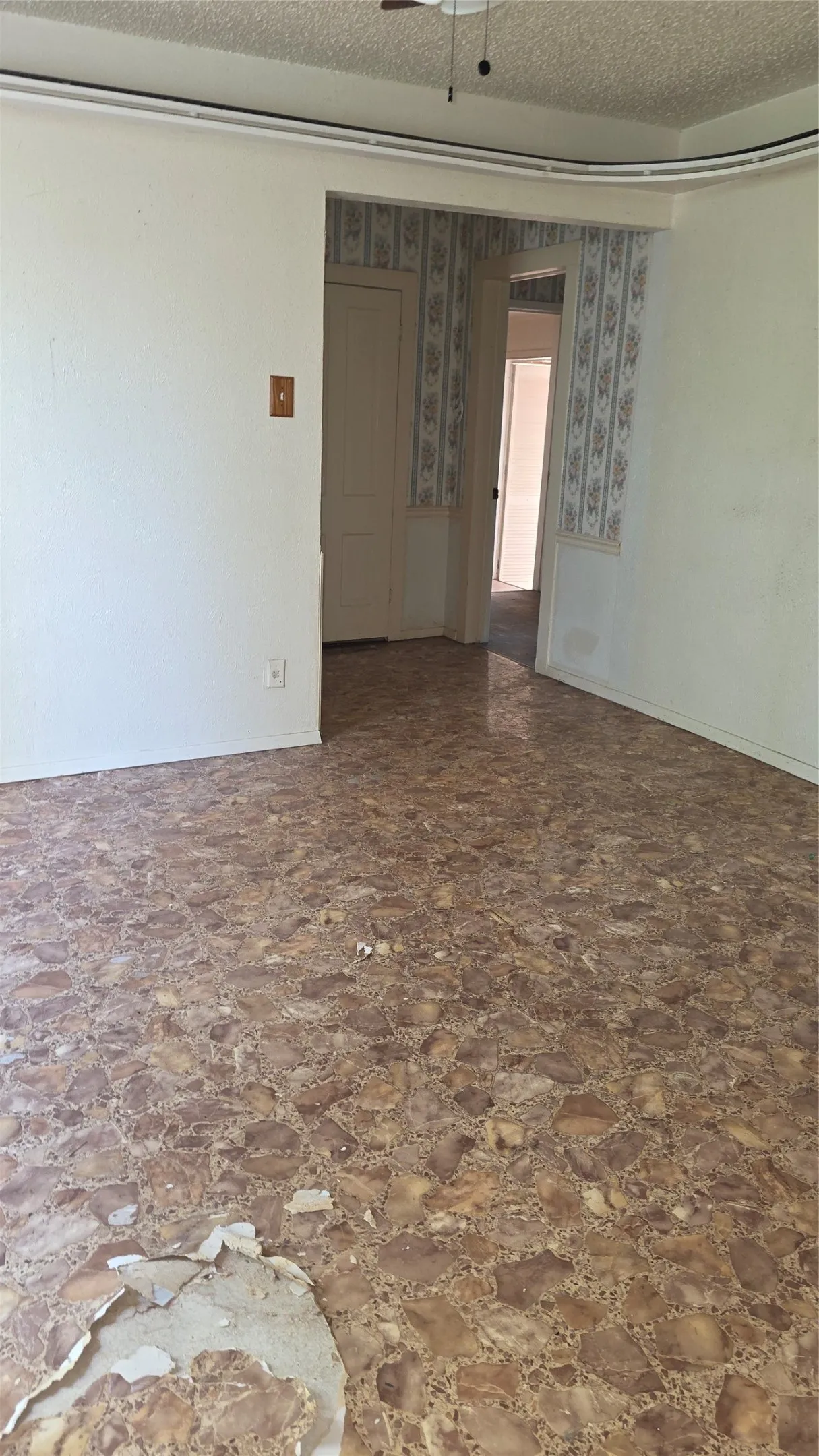 Single Family Residence For Sale in Fannin County , 313 N Pearl Street, Trenton, Texas 75490, 3 Bedroom, 3 Bathroom, 2 Garage spaces, 2,059 Sqft, built in 1900, mls#21291017, Real Estate Agent in Trenton, Homes For Sale in Fannin county, Homes For Sale in Trenton, Realtor in Trenton Texas, Real Estate Brokerage Independent Realty Texas, Luminita Cordes Realtor