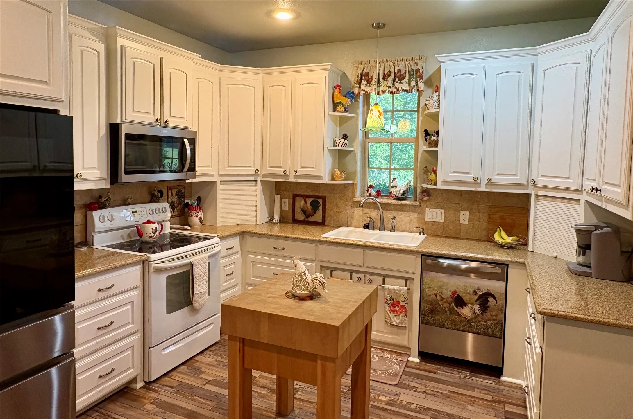 Single Family Residence For Sale in Grayson County , 3084 Hagerman Road, Pottsboro, Texas 75076, 5 Bedroom, 4 Bathroom, 4 Garage spaces, 4,300 Sqft, built in 2011, mls#21295160, Real Estate Agent in Pottsboro, Homes For Sale in Grayson county, Homes For Sale in Pottsboro, Realtor in Pottsboro Texas, Real Estate Brokerage Independent Realty Texas, Luminita Cordes Realtor