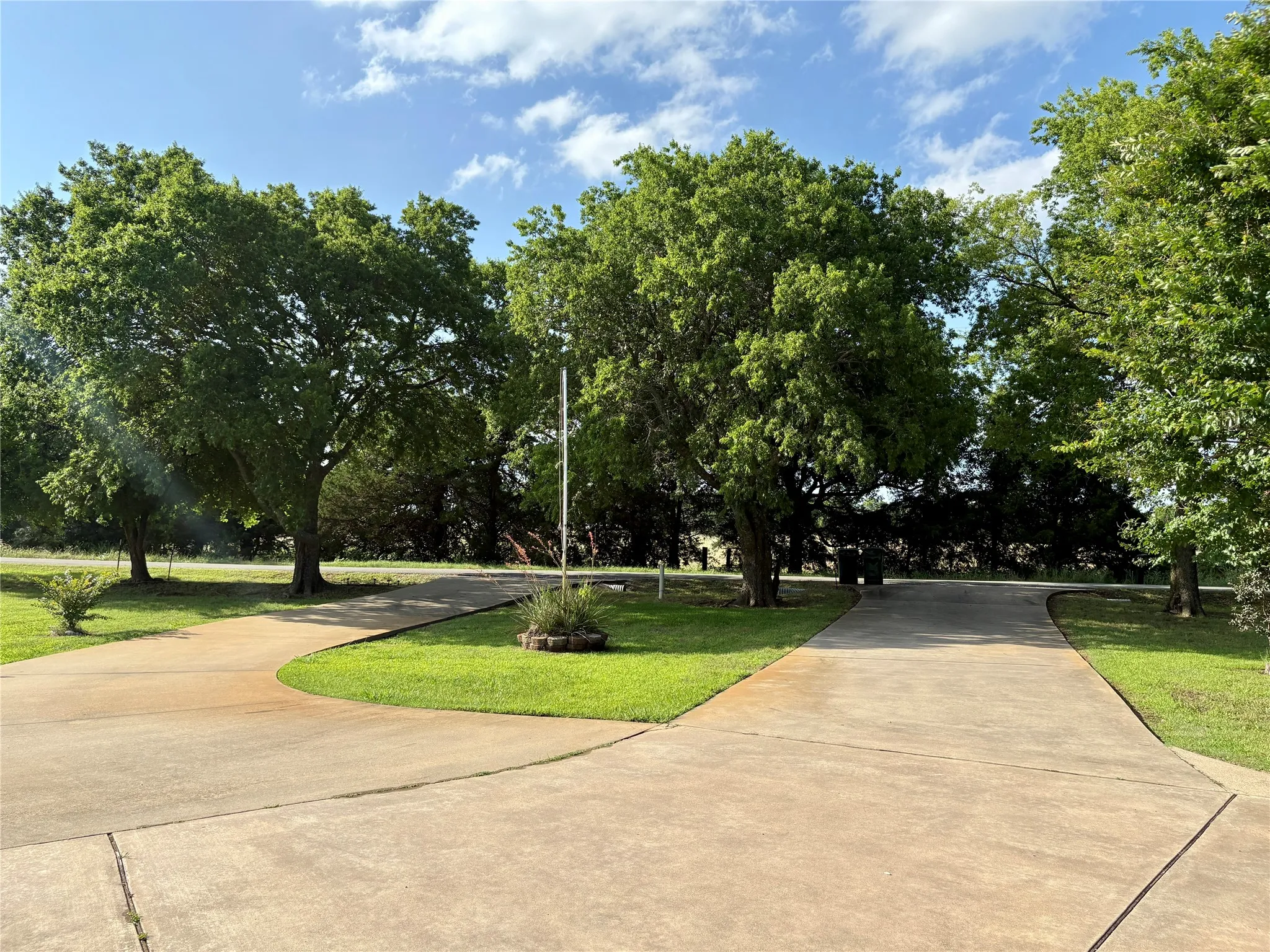 Single Family Residence For Sale in Grayson County , 3084 Hagerman Road, Pottsboro, Texas 75076, 5 Bedroom, 4 Bathroom, 4 Garage spaces, 4,300 Sqft, built in 2011, mls#21295160, Real Estate Agent in Pottsboro, Homes For Sale in Grayson county, Homes For Sale in Pottsboro, Realtor in Pottsboro Texas, Real Estate Brokerage Independent Realty Texas, Luminita Cordes Realtor