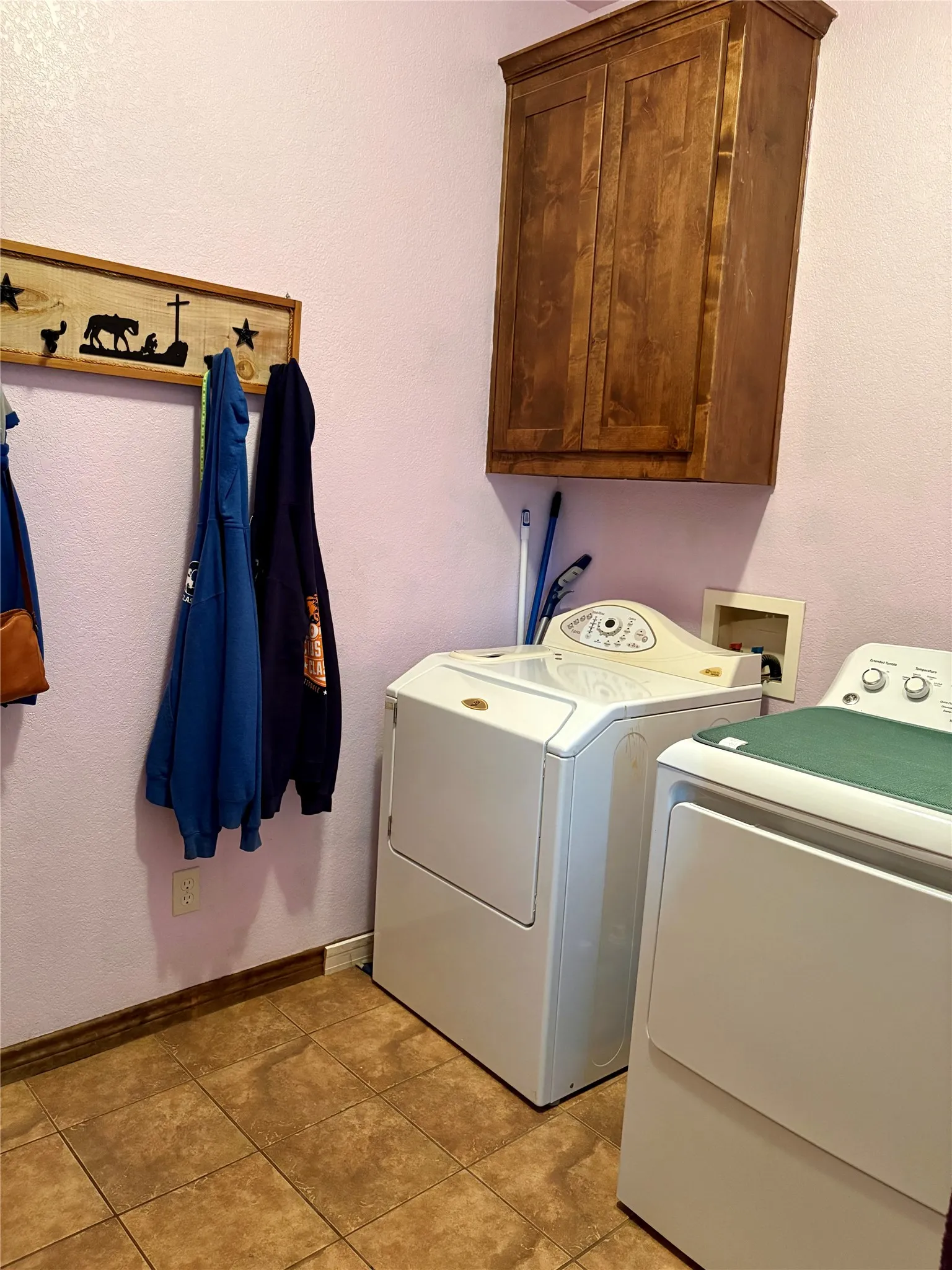 Single Family Residence For Sale in Grayson County , 3084 Hagerman Road, Pottsboro, Texas 75076, 5 Bedroom, 4 Bathroom, 4 Garage spaces, 4,300 Sqft, built in 2011, mls#21295160, Real Estate Agent in Pottsboro, Homes For Sale in Grayson county, Homes For Sale in Pottsboro, Realtor in Pottsboro Texas, Real Estate Brokerage Independent Realty Texas, Luminita Cordes Realtor