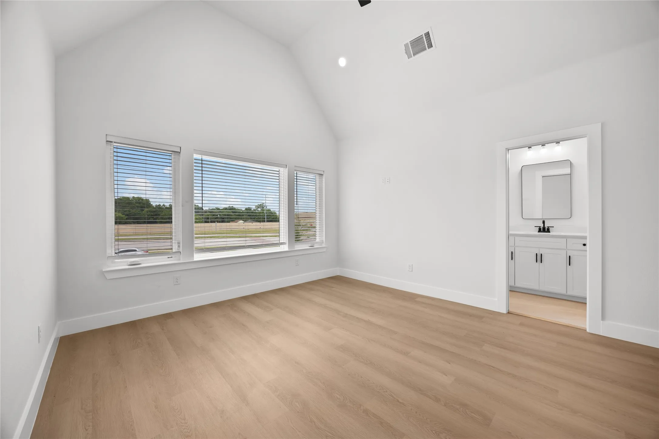 Duplex For Rent in Dallas County , 5105 Hohen Avenue, Dallas, Texas 75215, 3 Bedroom, 4 Bathroom, 2 Garage spaces, 2,642 Sqft, built in 2025, mls#21295173, Real Estate Agent in Dallas, Homes For Rent in Dallas county, Homes For Rent in Dallas, Realtor in Dallas Texas, Real Estate Brokerage Independent Realty Texas, Luminita Cordes Realtor
