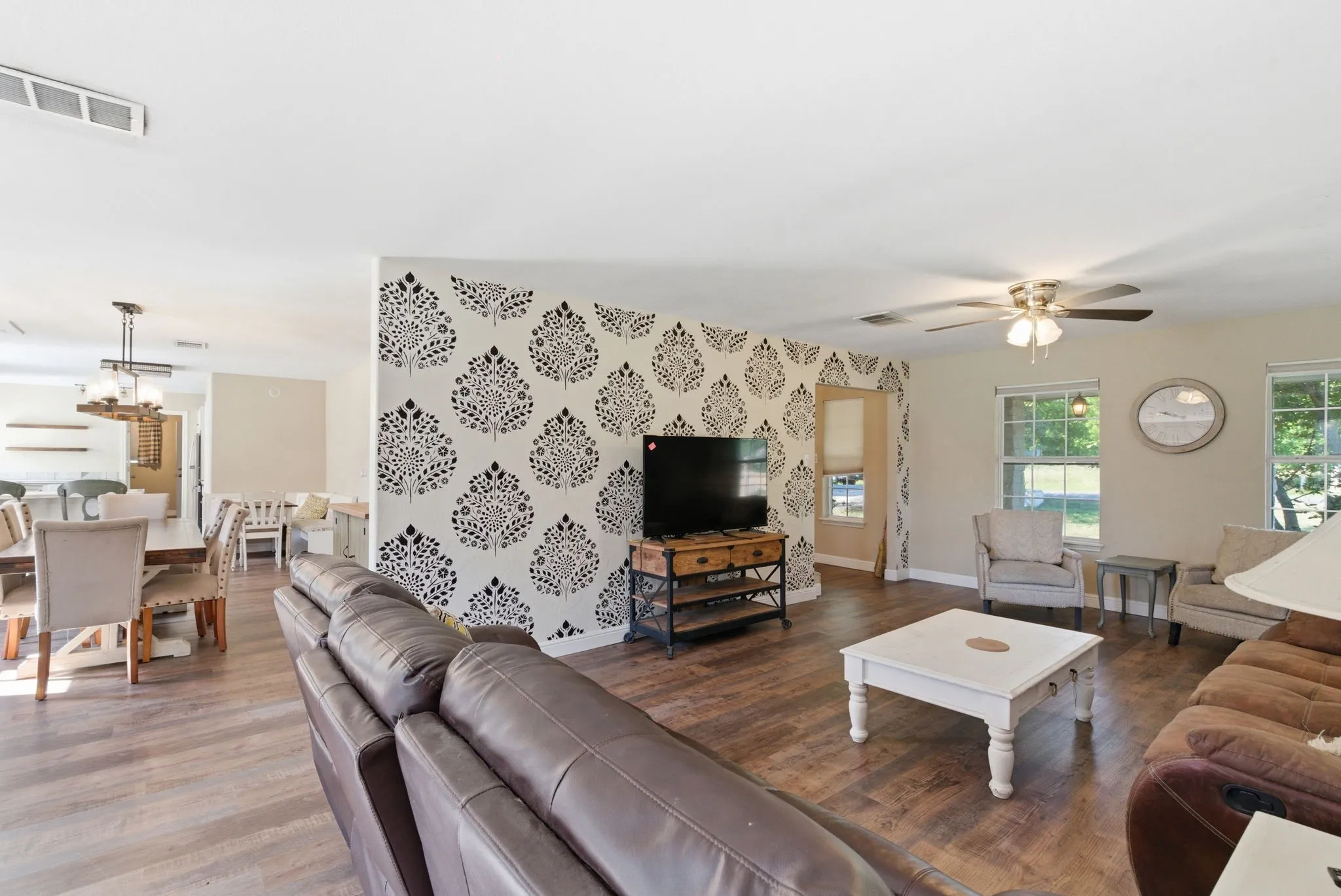 Single Family Residence For Sale in Erath County , 1925 N Dale Avenue, Stephenville, Texas 76401, 4 Bedroom, 3 Bathroom, 2 Garage spaces, 2,647 Sqft, built in 1997, mls#21294960, Real Estate Agent in Stephenville, Homes For Sale in Erath county, Homes For Sale in Stephenville, Realtor in Stephenville Texas, Real Estate Brokerage Independent Realty Texas, Luminita Cordes Realtor