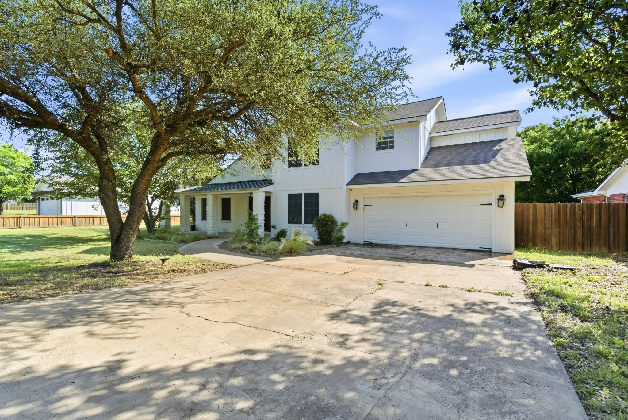 Single Family Residence For Sale in Erath County , 1925 N Dale Avenue, Stephenville, Texas 76401, 4 Bedroom, 3 Bathroom, 2 Garage spaces, 2,647 Sqft, built in 1997, mls#21294960, Real Estate Agent in Stephenville, Homes For Sale in Erath county, Homes For Sale in Stephenville, Realtor in Stephenville Texas, Real Estate Brokerage Independent Realty Texas, Luminita Cordes Realtor