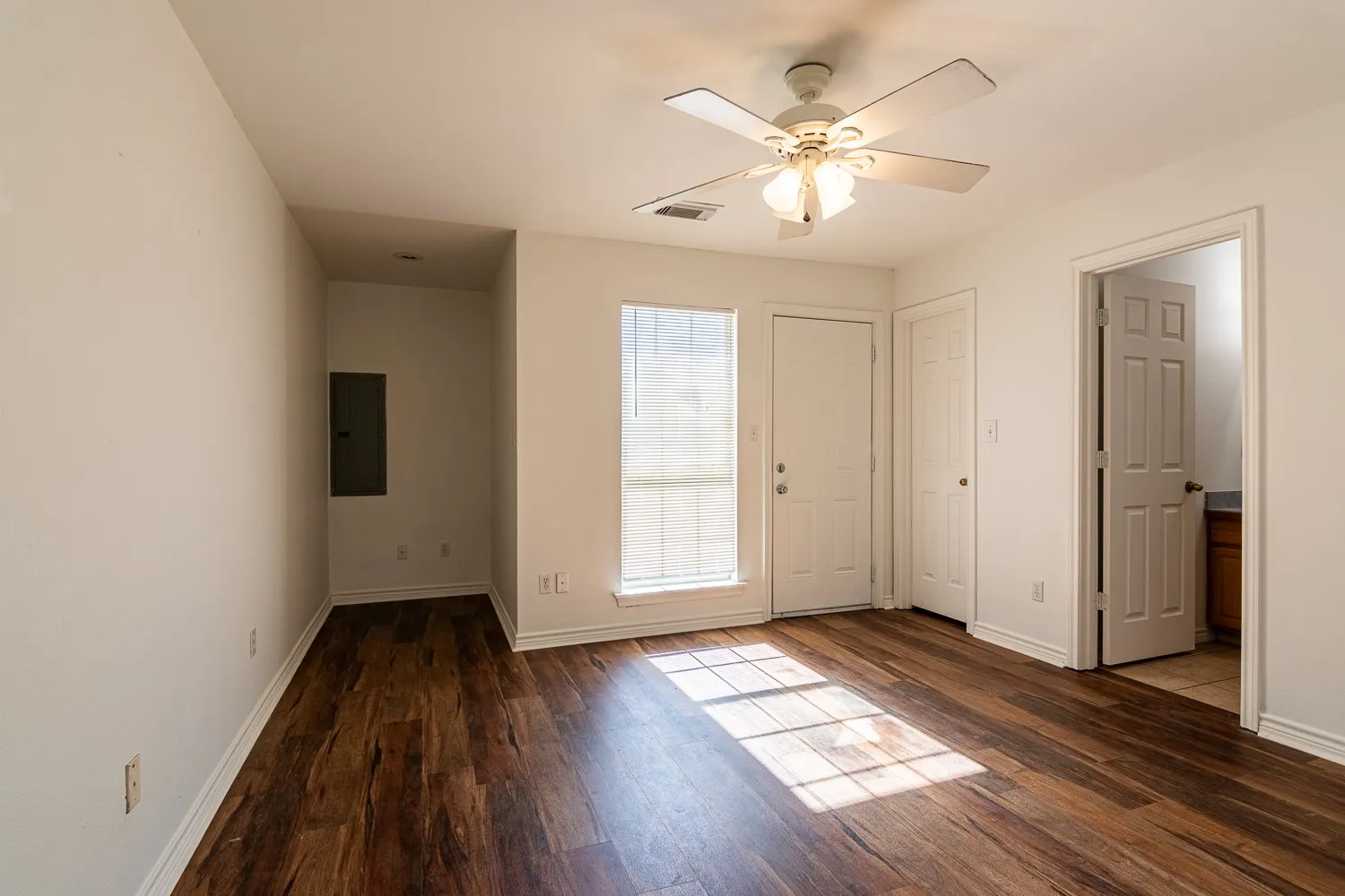 Duplex For Rent in Grayson County , 518 Hwy 11 514, Tom Bean, Texas 75489, 3 Bedroom, 2 Bathroom, Garage spaces, 1,230 Sqft, built in 2003, mls#21295161, Real Estate Agent in Tom Bean, Homes For Rent in Grayson county, Homes For Rent in Tom Bean, Realtor in Tom Bean Texas, Real Estate Brokerage Independent Realty Texas, Luminita Cordes Realtor