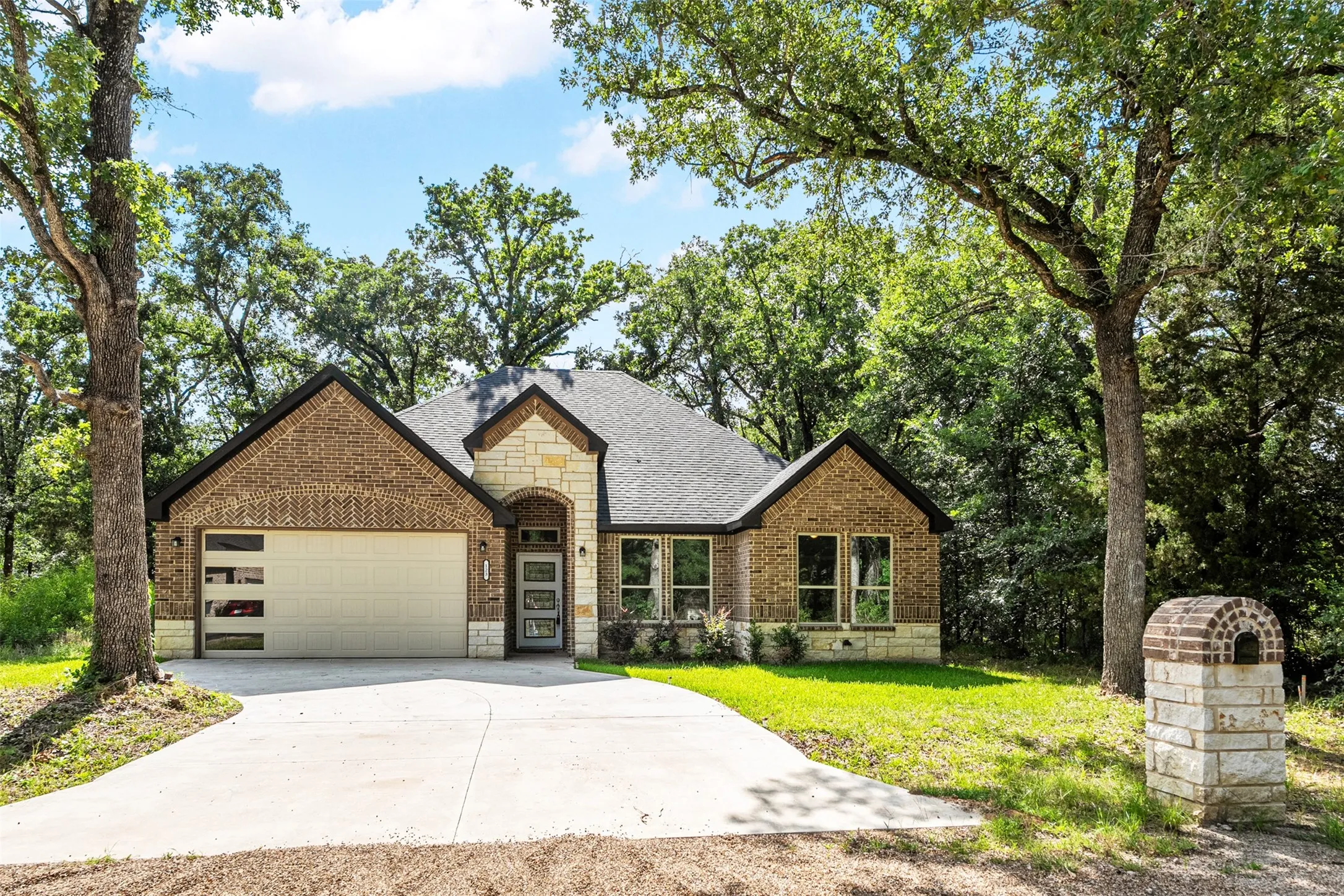 Single Family Residence For Sale in Henderson County , 123 Channelview Drive, Trinidad, Texas 75163, 3 Bedroom, 2 Bathroom, 2 Garage spaces, 1,792 Sqft, built in 2023, mls#21291051, Real Estate Agent in Trinidad, Homes For Sale in Henderson county, Homes For Sale in Trinidad, Realtor in Trinidad Texas, Real Estate Brokerage Independent Realty Texas, Luminita Cordes Realtor