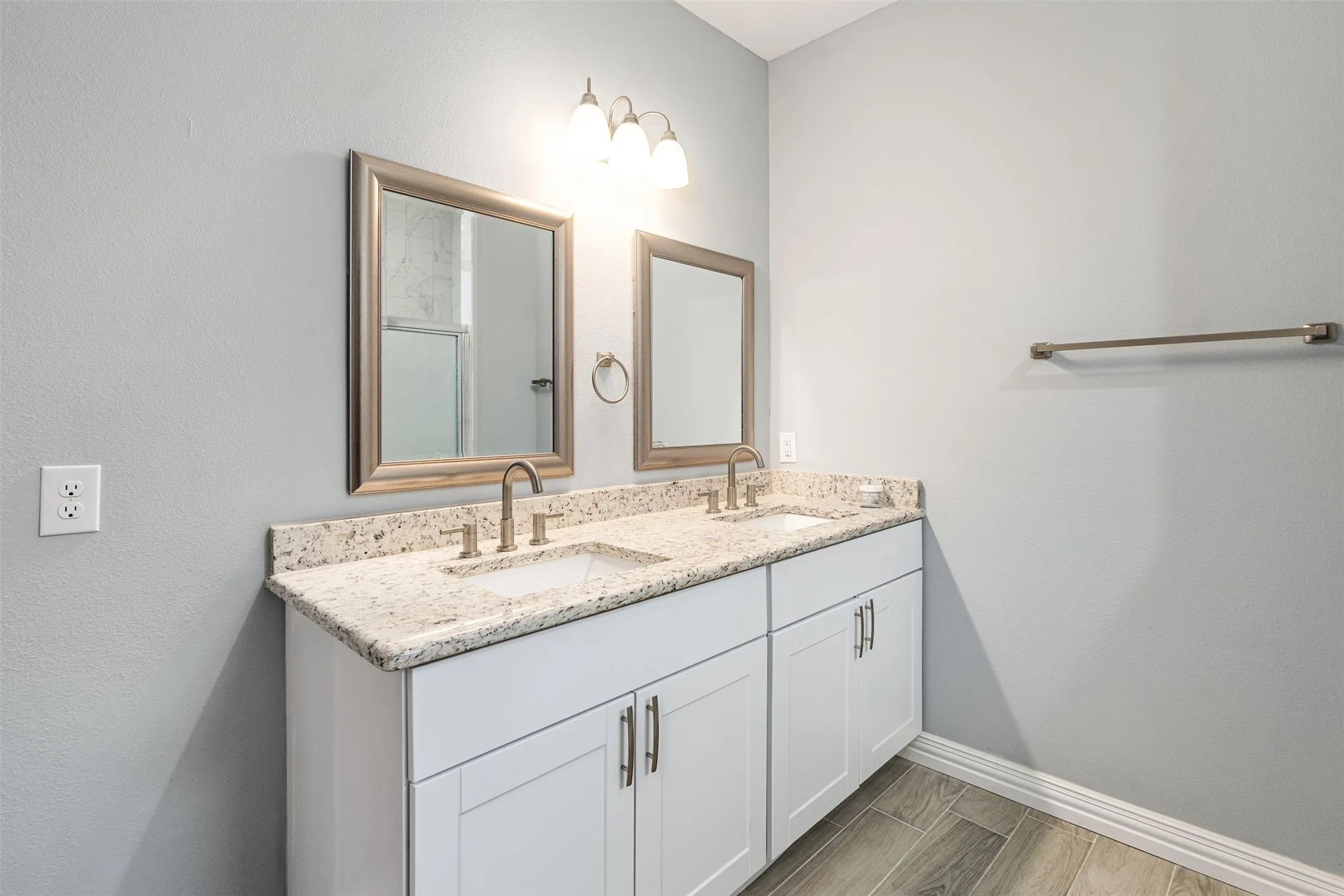 Primary bath with dual sinks