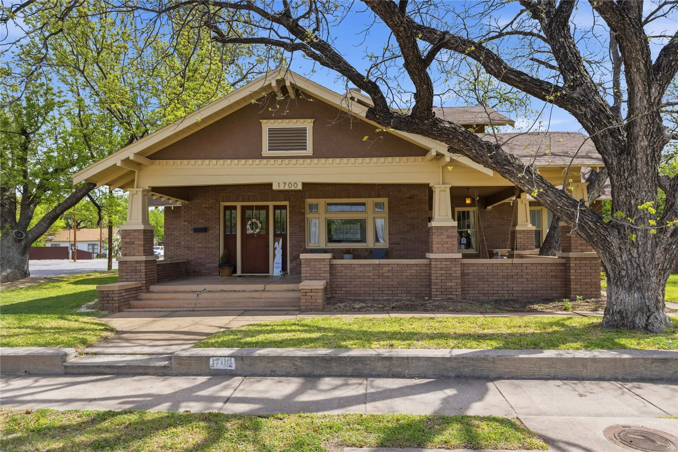 Office For Sale in Brown County , 1700 Austin Avenue, Brownwood, Texas 76801, 0, 0, Garage spaces, 2,975 Sqft, built in 1914, mls#21278744, Real Estate Agent in Brownwood, Homes For Sale in Brown county, Homes For Sale in Brownwood, Realtor in Brownwood Texas, Real Estate Brokerage Independent Realty Texas, Luminita Cordes Realtor