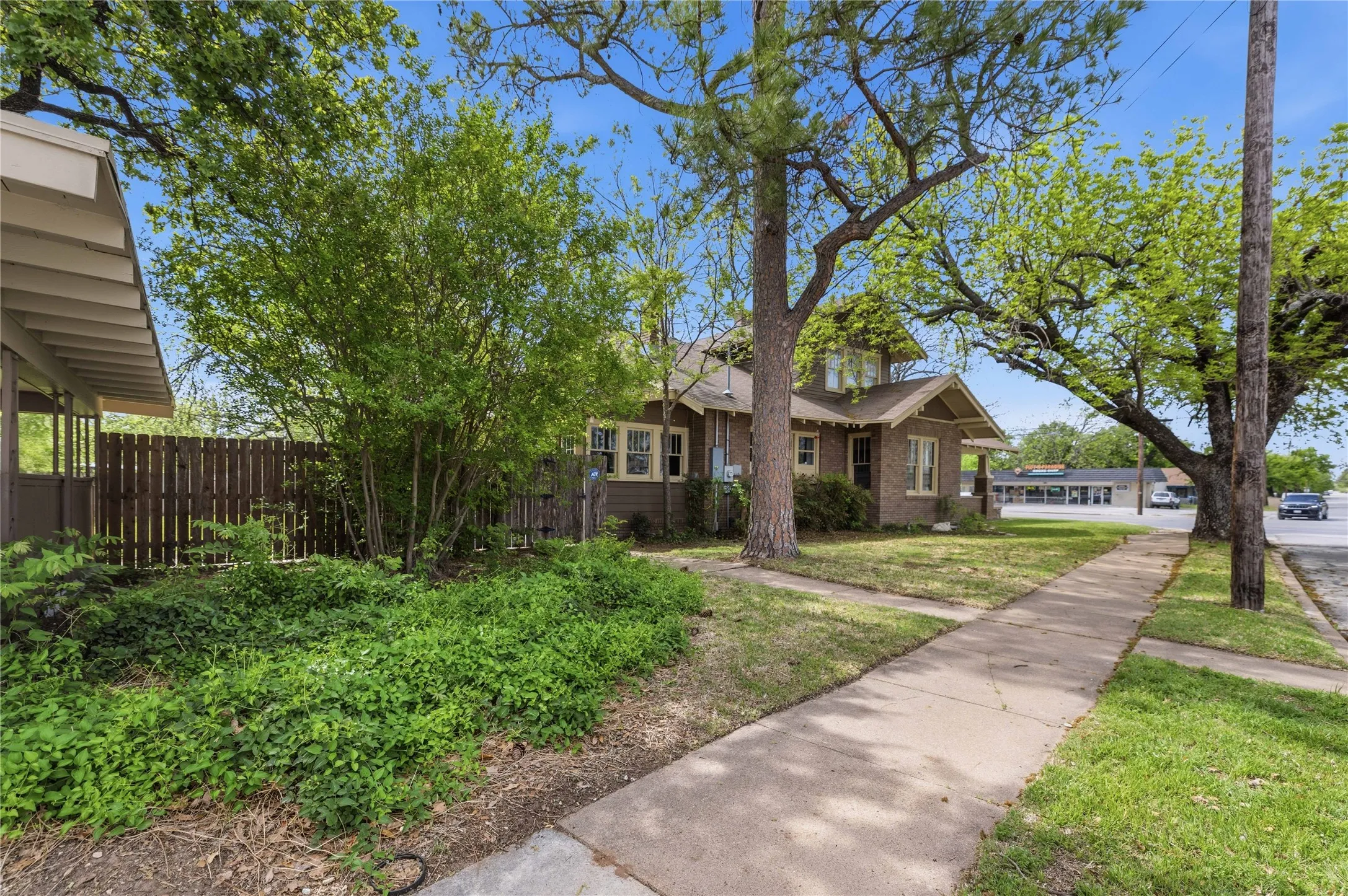 Office For Sale in Brown County , 1700 Austin Avenue, Brownwood, Texas 76801, 0, 0, Garage spaces, 2,975 Sqft, built in 1914, mls#21278744, Real Estate Agent in Brownwood, Homes For Sale in Brown county, Homes For Sale in Brownwood, Realtor in Brownwood Texas, Real Estate Brokerage Independent Realty Texas, Luminita Cordes Realtor