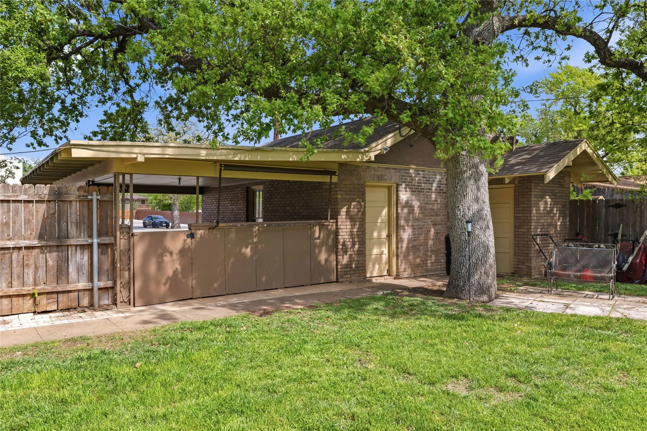 Office For Sale in Brown County , 1700 Austin Avenue, Brownwood, Texas 76801, 0, 0, Garage spaces, 2,975 Sqft, built in 1914, mls#21278744, Real Estate Agent in Brownwood, Homes For Sale in Brown county, Homes For Sale in Brownwood, Realtor in Brownwood Texas, Real Estate Brokerage Independent Realty Texas, Luminita Cordes Realtor