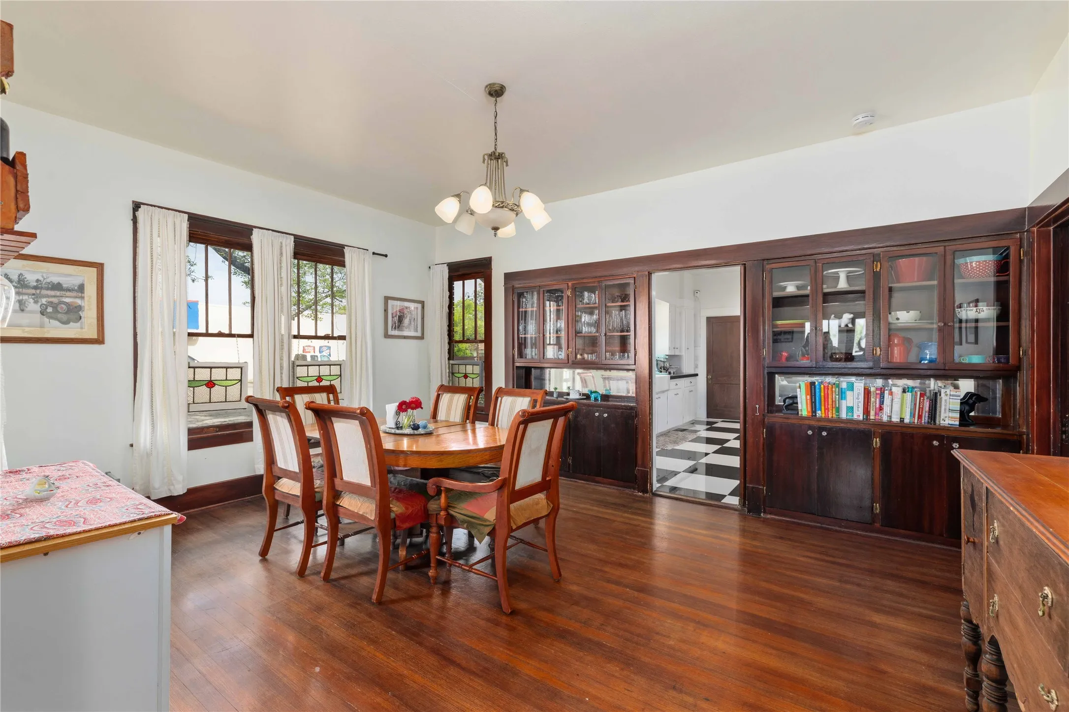 Office For Sale in Brown County , 1700 Austin Avenue, Brownwood, Texas 76801, 0, 0, Garage spaces, 2,975 Sqft, built in 1914, mls#21278744, Real Estate Agent in Brownwood, Homes For Sale in Brown county, Homes For Sale in Brownwood, Realtor in Brownwood Texas, Real Estate Brokerage Independent Realty Texas, Luminita Cordes Realtor
