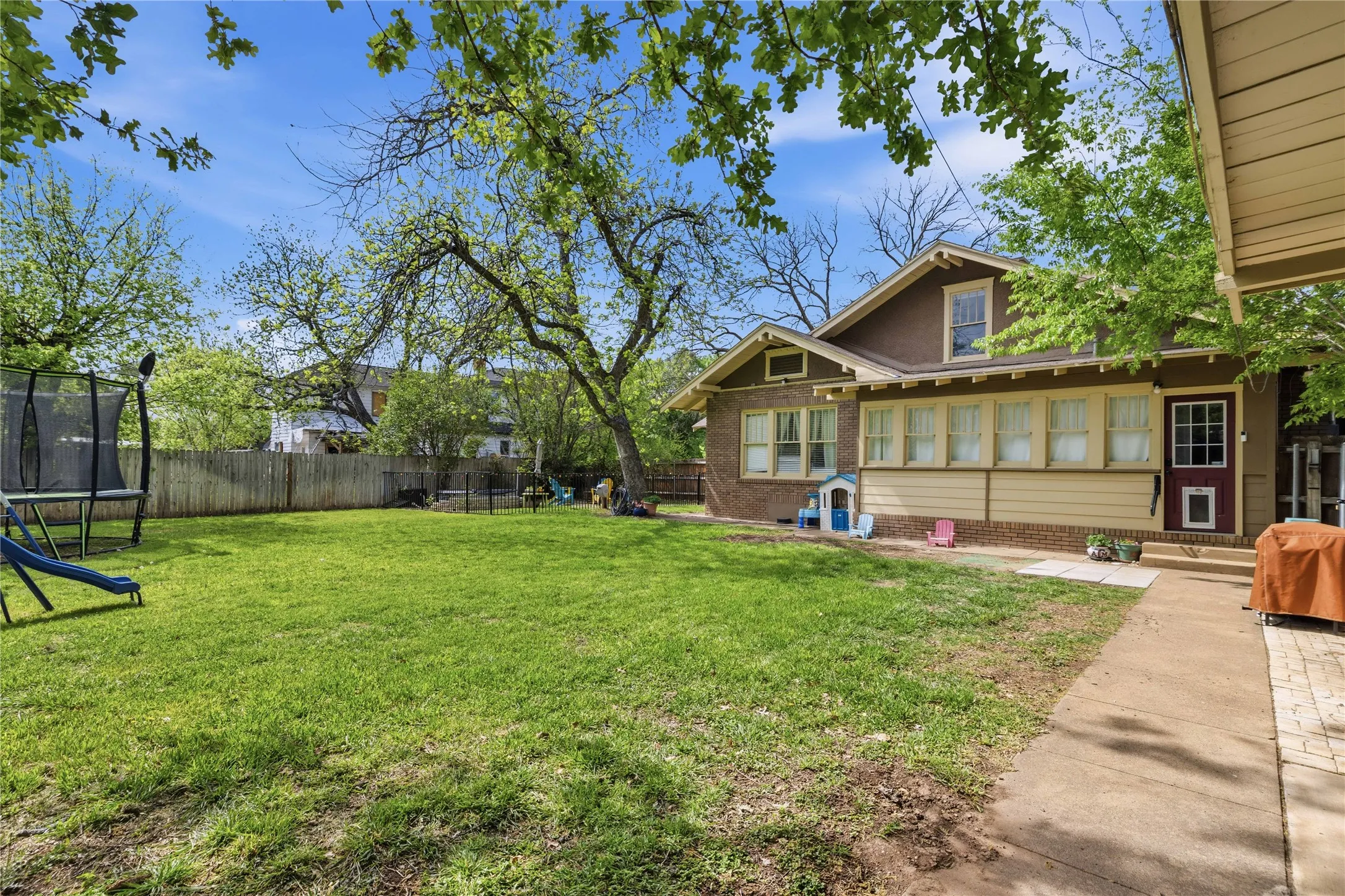 Office For Sale in Brown County , 1700 Austin Avenue, Brownwood, Texas 76801, 0, 0, Garage spaces, 2,975 Sqft, built in 1914, mls#21278744, Real Estate Agent in Brownwood, Homes For Sale in Brown county, Homes For Sale in Brownwood, Realtor in Brownwood Texas, Real Estate Brokerage Independent Realty Texas, Luminita Cordes Realtor