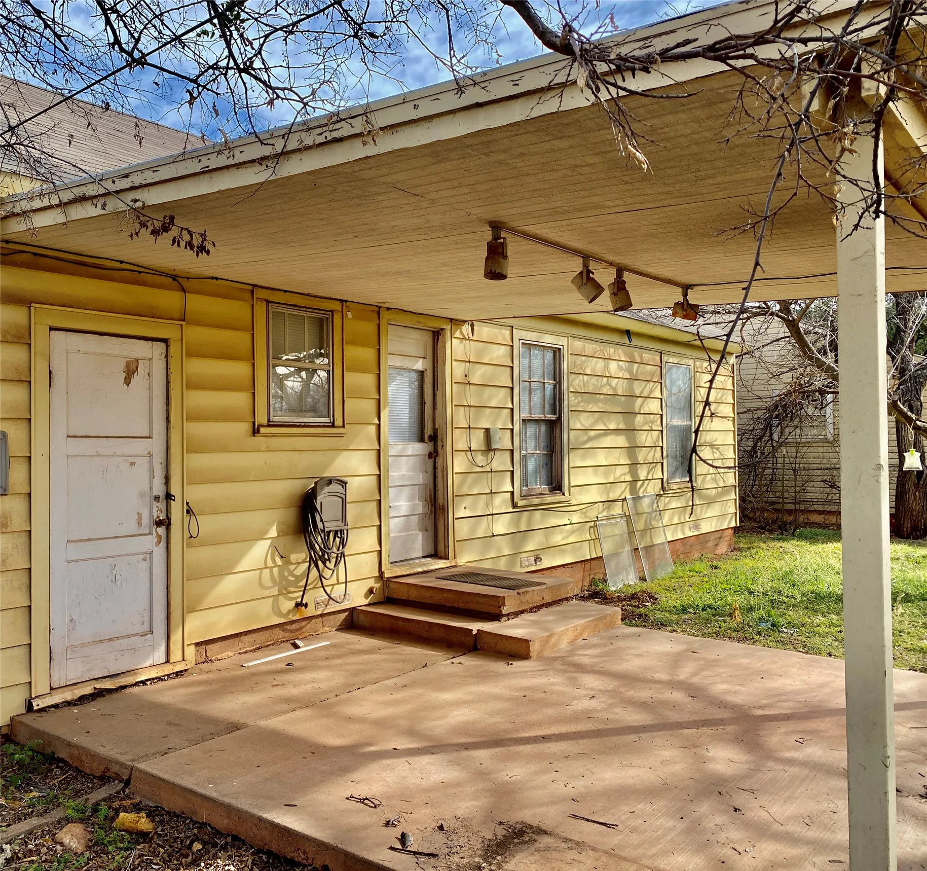 Single Family Residence For Rent in Taylor County , 3241 S 11th Street, Abilene, Texas 79605, 2 Bedrooms, 1 Bathroom, 1 Garage spaces, 918 Sqft, built in 1947, Price $1,495, mls#21293391, Real Estate Agent in Abilene, Homes For Rent in Taylor county, Homes For Rent in Abilene, Realtor in Abilene Texas, Real Estate Brokerage Independent Realty Texas, Luminita Cordes Realtor
