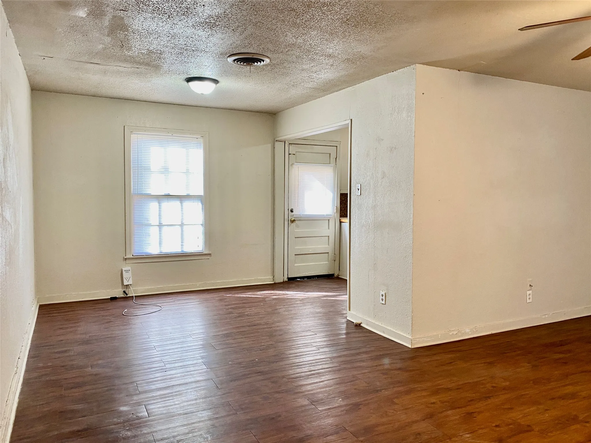Single Family Residence For Rent in Taylor County , 3241 S 11th Street, Abilene, Texas 79605, 2 Bedrooms, 1 Bathroom, 1 Garage spaces, 918 Sqft, built in 1947, Price $1,495, mls#21293391, Real Estate Agent in Abilene, Homes For Rent in Taylor county, Homes For Rent in Abilene, Realtor in Abilene Texas, Real Estate Brokerage Independent Realty Texas, Luminita Cordes Realtor