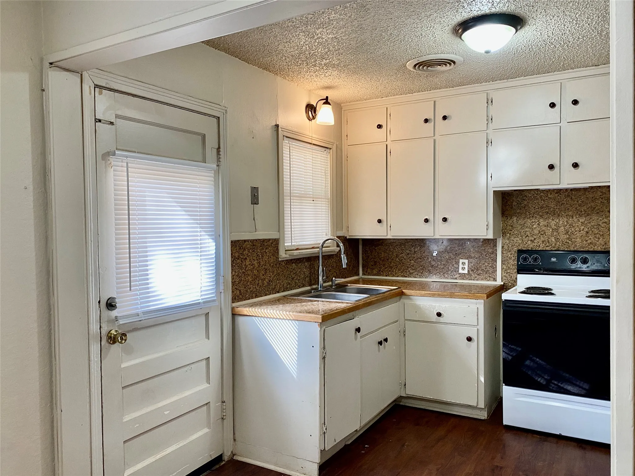 Single Family Residence For Rent in Taylor County , 3241 S 11th Street, Abilene, Texas 79605, 2 Bedrooms, 1 Bathroom, 1 Garage spaces, 918 Sqft, built in 1947, Price $1,495, mls#21293391, Real Estate Agent in Abilene, Homes For Rent in Taylor county, Homes For Rent in Abilene, Realtor in Abilene Texas, Real Estate Brokerage Independent Realty Texas, Luminita Cordes Realtor