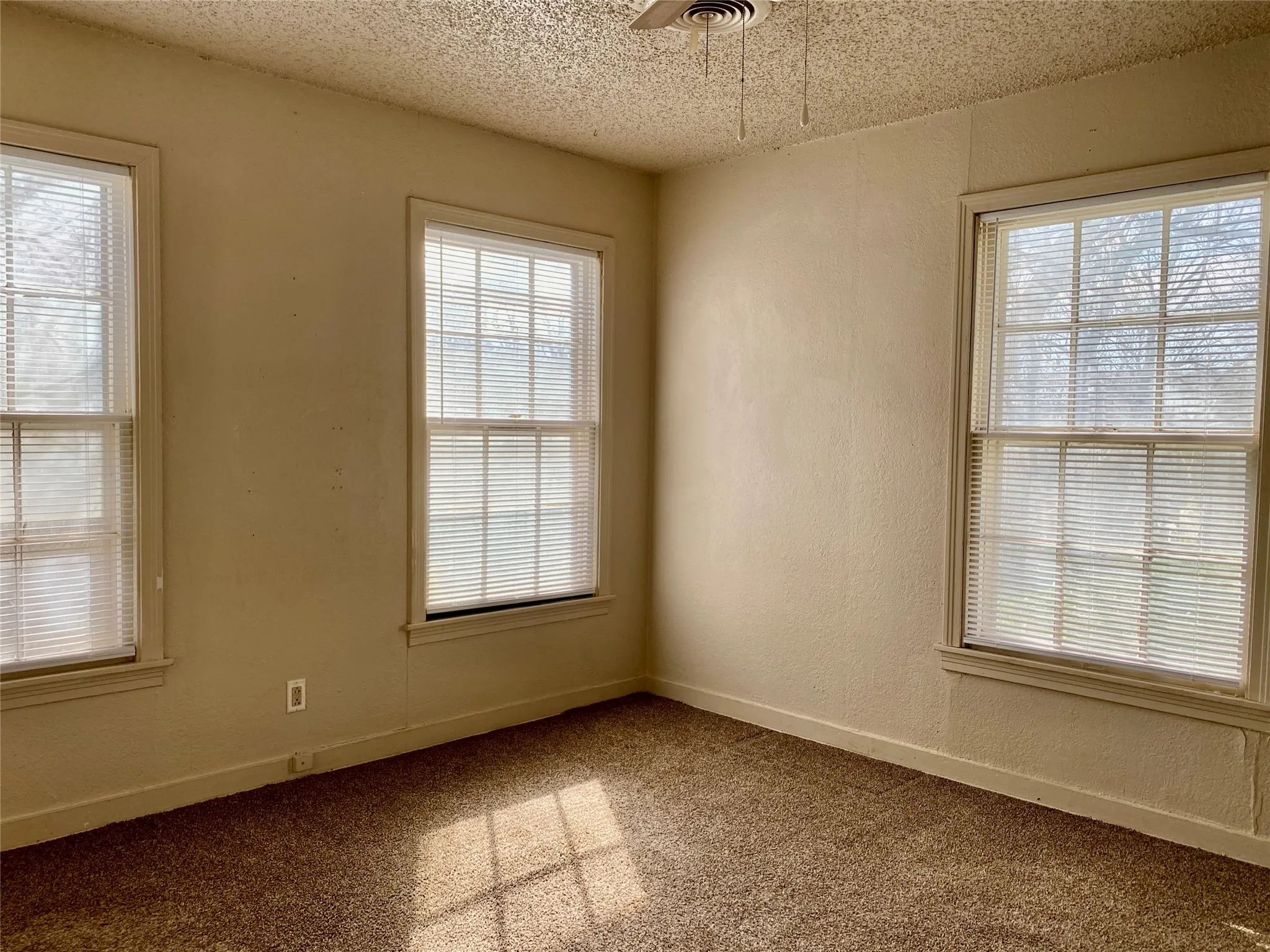 Single Family Residence For Rent in Taylor County , 3241 S 11th Street, Abilene, Texas 79605, 2 Bedrooms, 1 Bathroom, 1 Garage spaces, 918 Sqft, built in 1947, Price $1,495, mls#21293391, Real Estate Agent in Abilene, Homes For Rent in Taylor county, Homes For Rent in Abilene, Realtor in Abilene Texas, Real Estate Brokerage Independent Realty Texas, Luminita Cordes Realtor