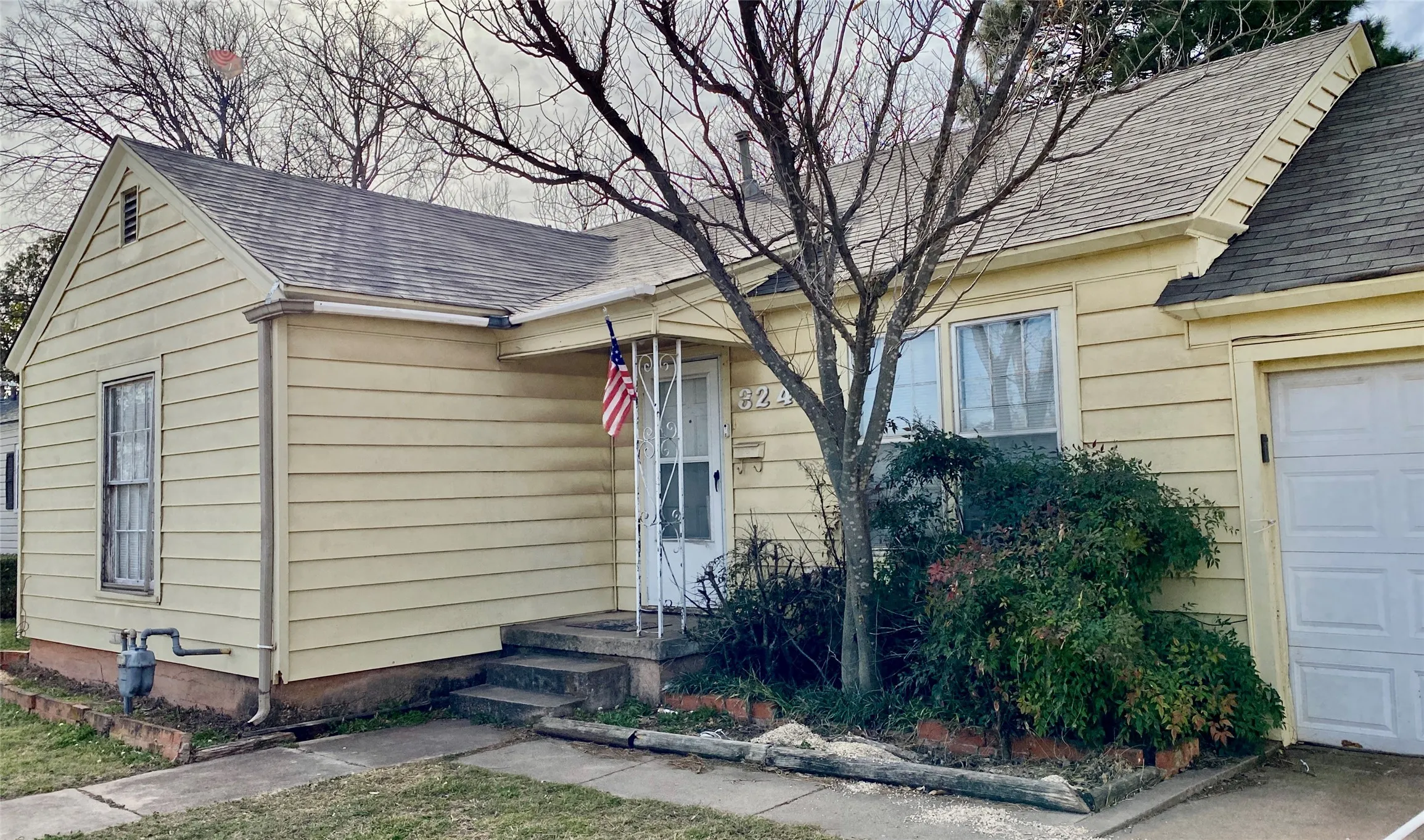 Single Family Residence For Rent in Taylor County , 3241 S 11th Street, Abilene, Texas 79605, 2 Bedrooms, 1 Bathroom, 1 Garage spaces, 918 Sqft, built in 1947, Price $1,495, mls#21293391, Real Estate Agent in Abilene, Homes For Rent in Taylor county, Homes For Rent in Abilene, Realtor in Abilene Texas, Real Estate Brokerage Independent Realty Texas, Luminita Cordes Realtor