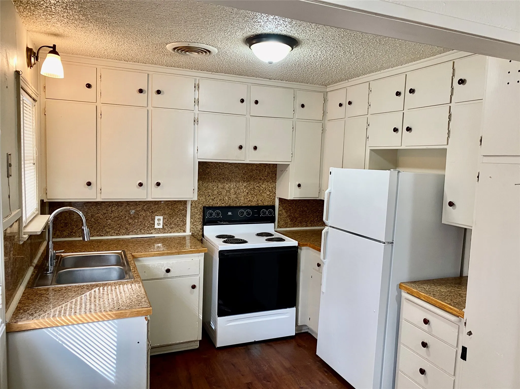 Single Family Residence For Rent in Taylor County , 3241 S 11th Street, Abilene, Texas 79605, 2 Bedrooms, 1 Bathroom, 1 Garage spaces, 918 Sqft, built in 1947, Price $1,495, mls#21293391, Real Estate Agent in Abilene, Homes For Rent in Taylor county, Homes For Rent in Abilene, Realtor in Abilene Texas, Real Estate Brokerage Independent Realty Texas, Luminita Cordes Realtor