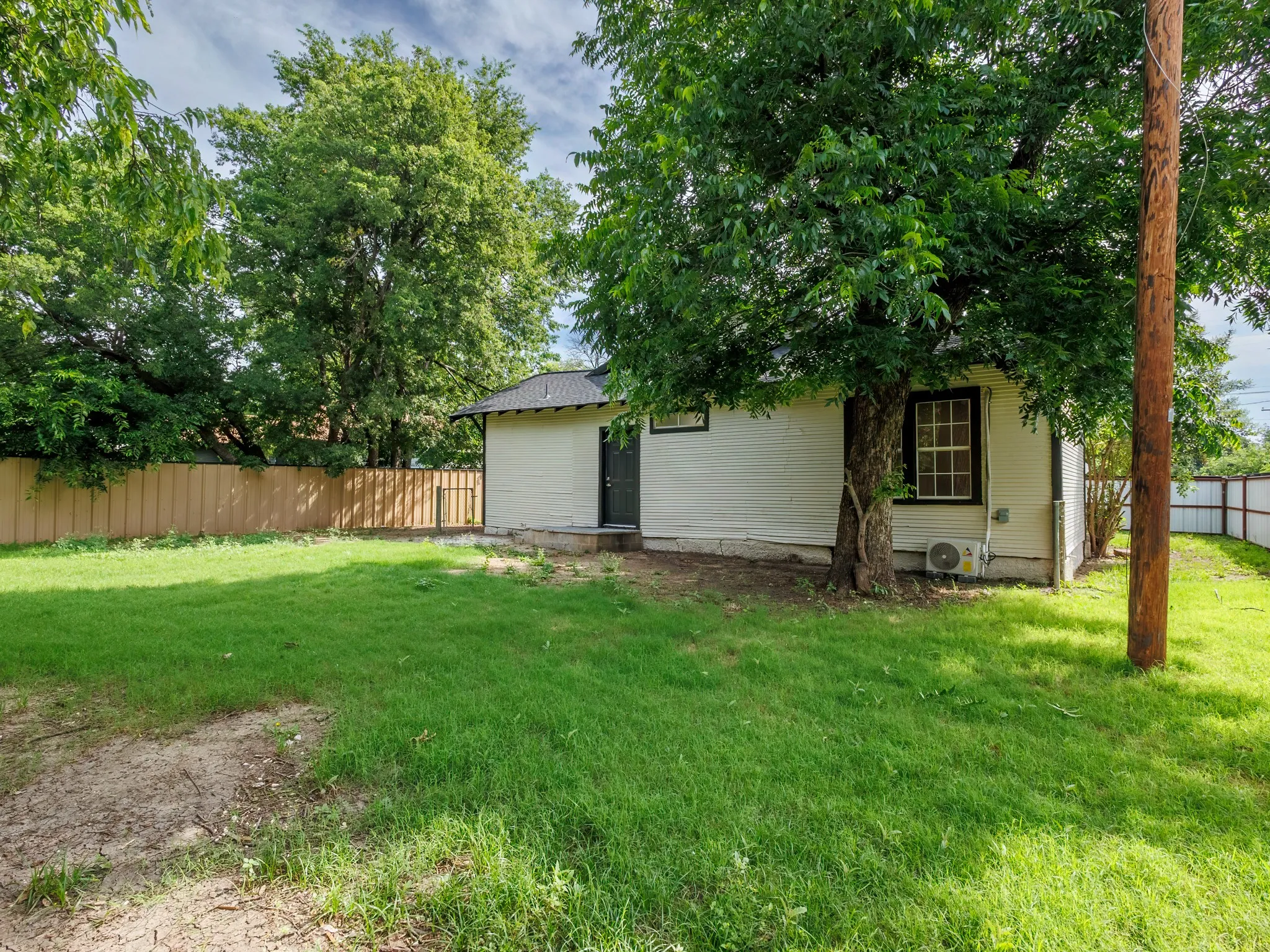 Single Family Residence For Sale in Brown County , 1617 6th Street, Brownwood, Texas 76801, 4 Bedroom, 2 Bathroom, Garage spaces, 2,048 Sqft, built in 0, mls#21295180, Real Estate Agent in Brownwood, Homes For Sale in Brown county, Homes For Sale in Brownwood, Realtor in Brownwood Texas, Real Estate Brokerage Independent Realty Texas, Luminita Cordes Realtor