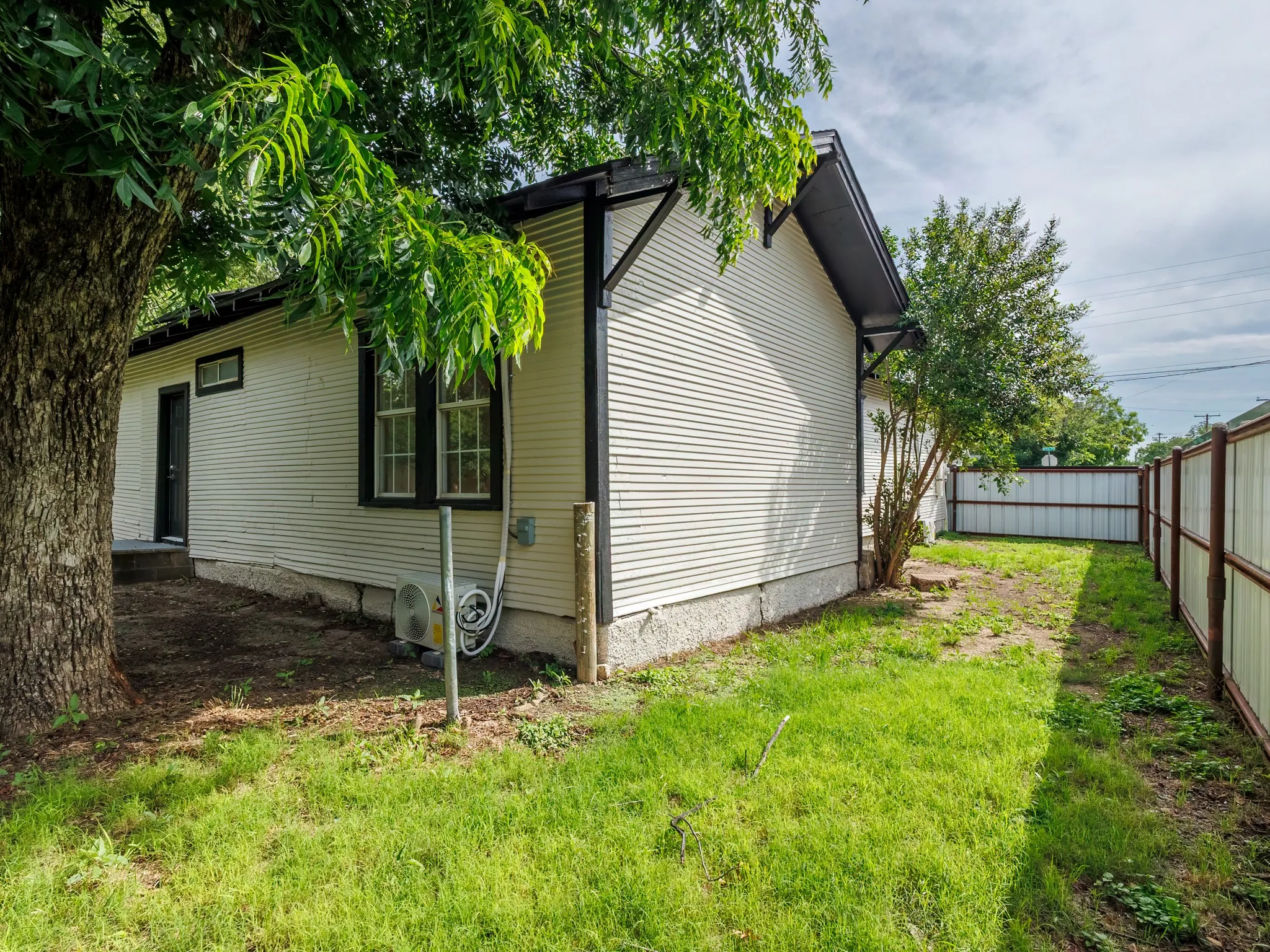 Single Family Residence For Sale in Brown County , 1617 6th Street, Brownwood, Texas 76801, 4 Bedroom, 2 Bathroom, Garage spaces, 2,048 Sqft, built in 0, mls#21295180, Real Estate Agent in Brownwood, Homes For Sale in Brown county, Homes For Sale in Brownwood, Realtor in Brownwood Texas, Real Estate Brokerage Independent Realty Texas, Luminita Cordes Realtor